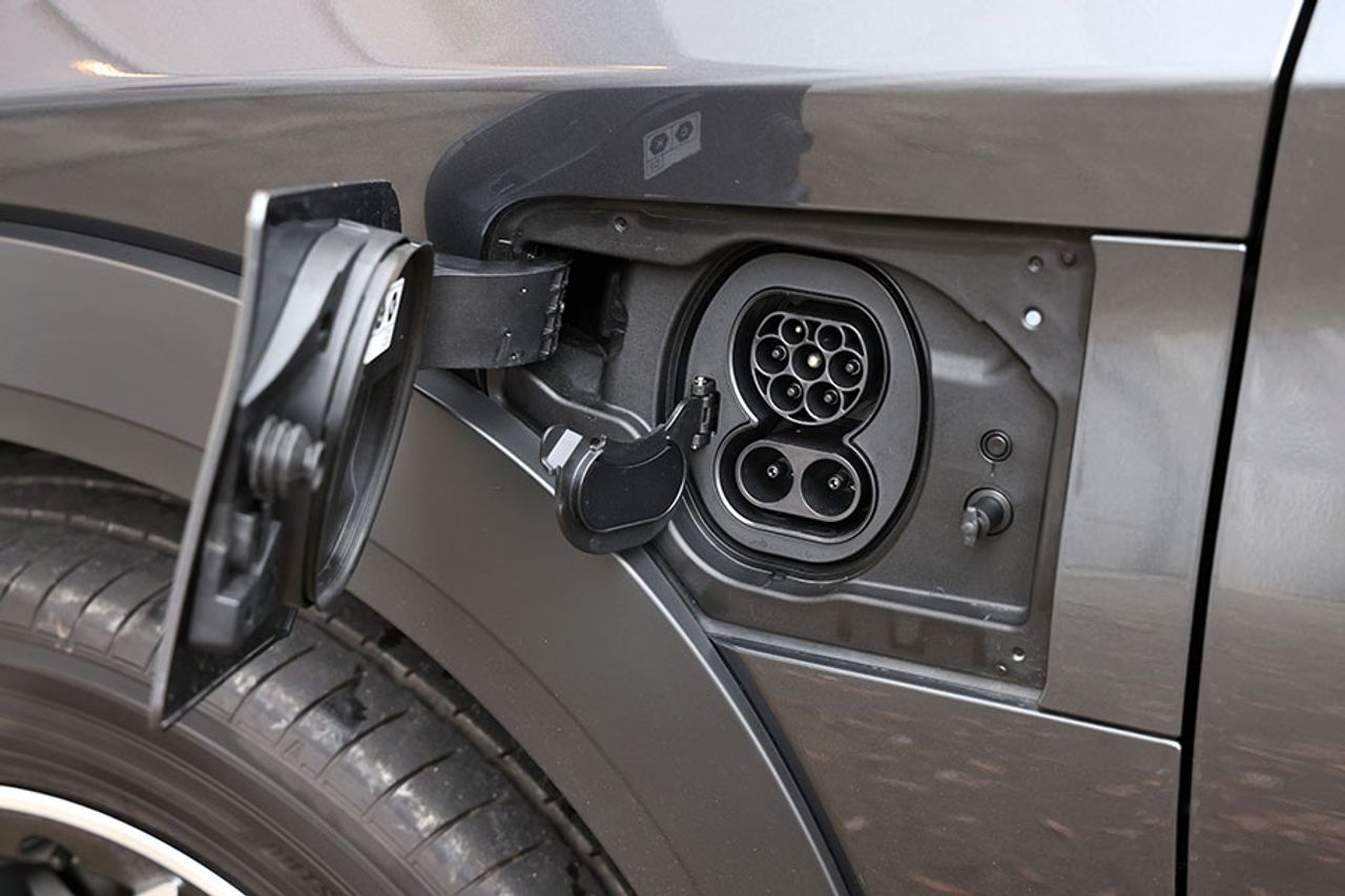 Lexus Rz Adapters Lexus RZ med mere luksus end bZ4X. Læs testen nu | FDM