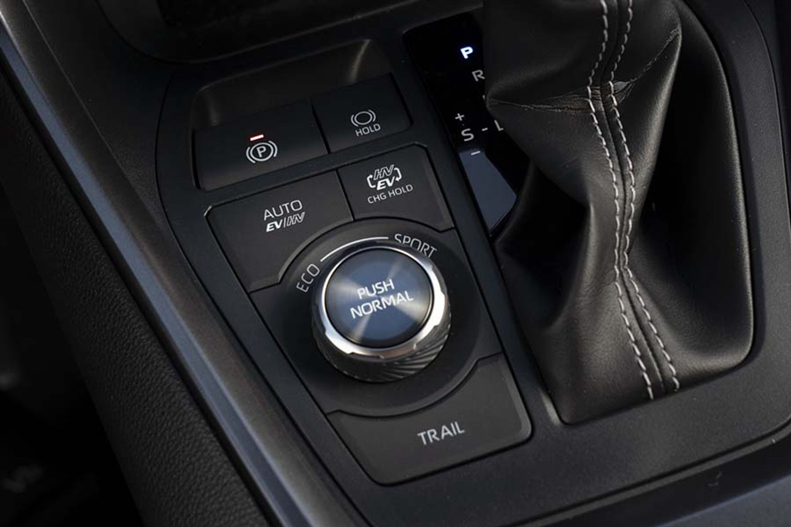 Plugin-hybridudgaven af Toyota RAV4 har træk på alle fire hjul. En særlig Trail-knap mellem forsæderne lader kræfterne blive ligeligt fordelt mellem for- og baghjul.