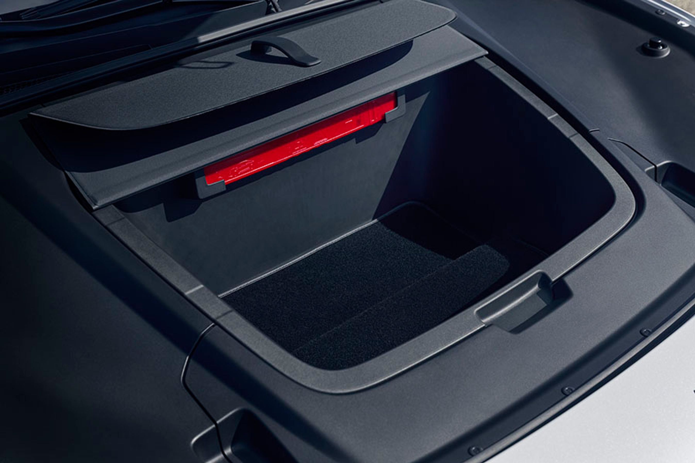 Fortil er en frunk, hvor man bl.a. kan opbevare ladekablet. Den er let at komme til og er et stort plus i hverdagen.