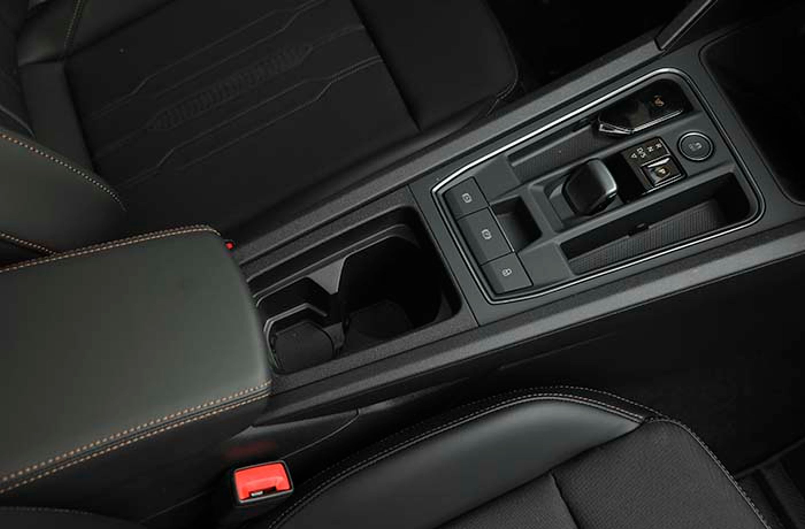 Gearkassen er en syvtrins dobbeltkoblingstype, der styres fra den lille gearstang mellem forsæderne. Det hele er elektronisk styret, og man kan også skifte gear via to skiftegreb bag rattet.