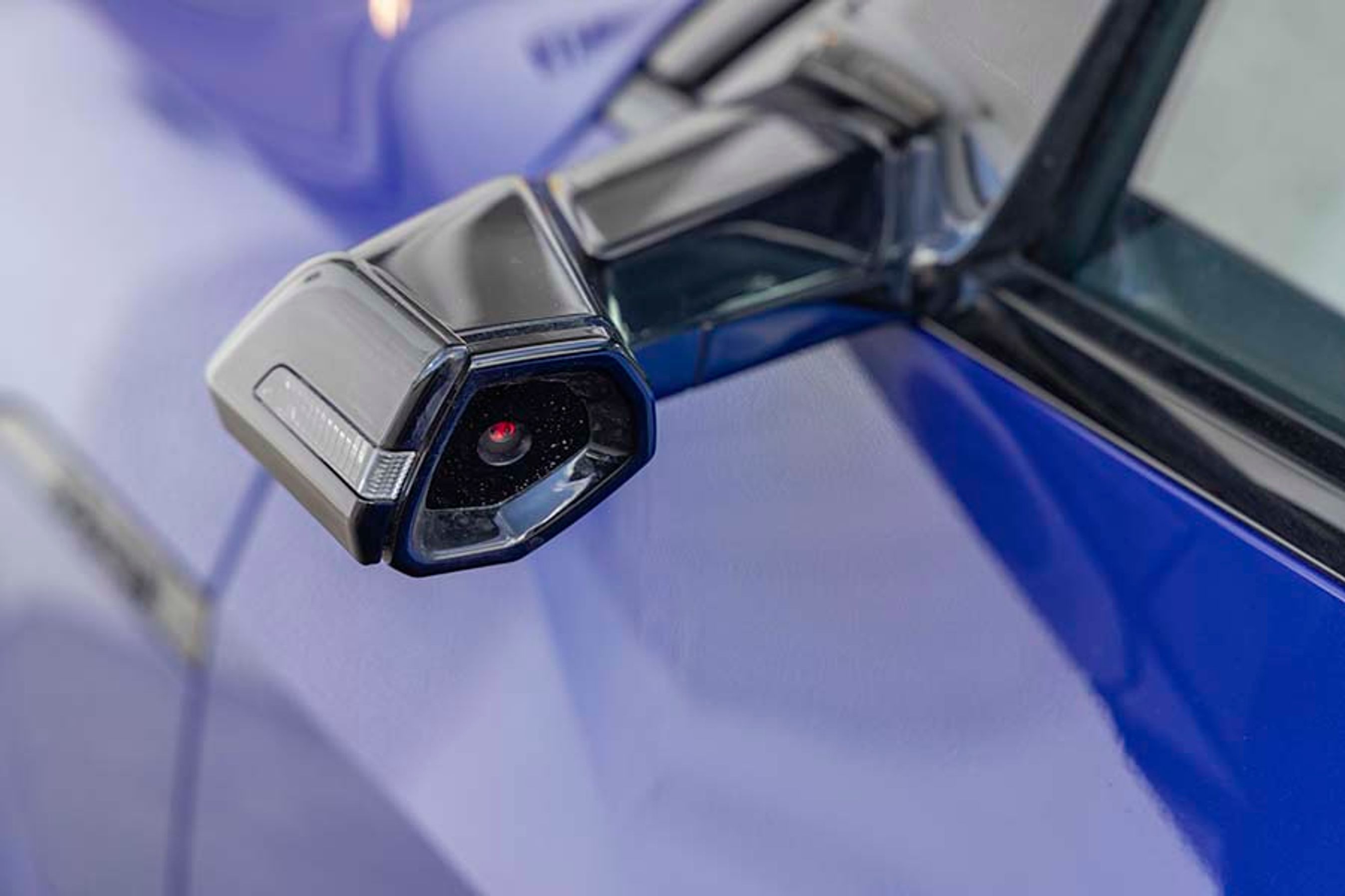 Virtuelle sidespejle koster 18.000 kr. ekstra. Selvom de har fordele ved kørsel i mørke, blev vi aldrig gode venner med dem. De fleste kommentarer fra forbipasserende udtrykte heller ikke begejstring for designet af disse stilke, der erstatter spejlene.