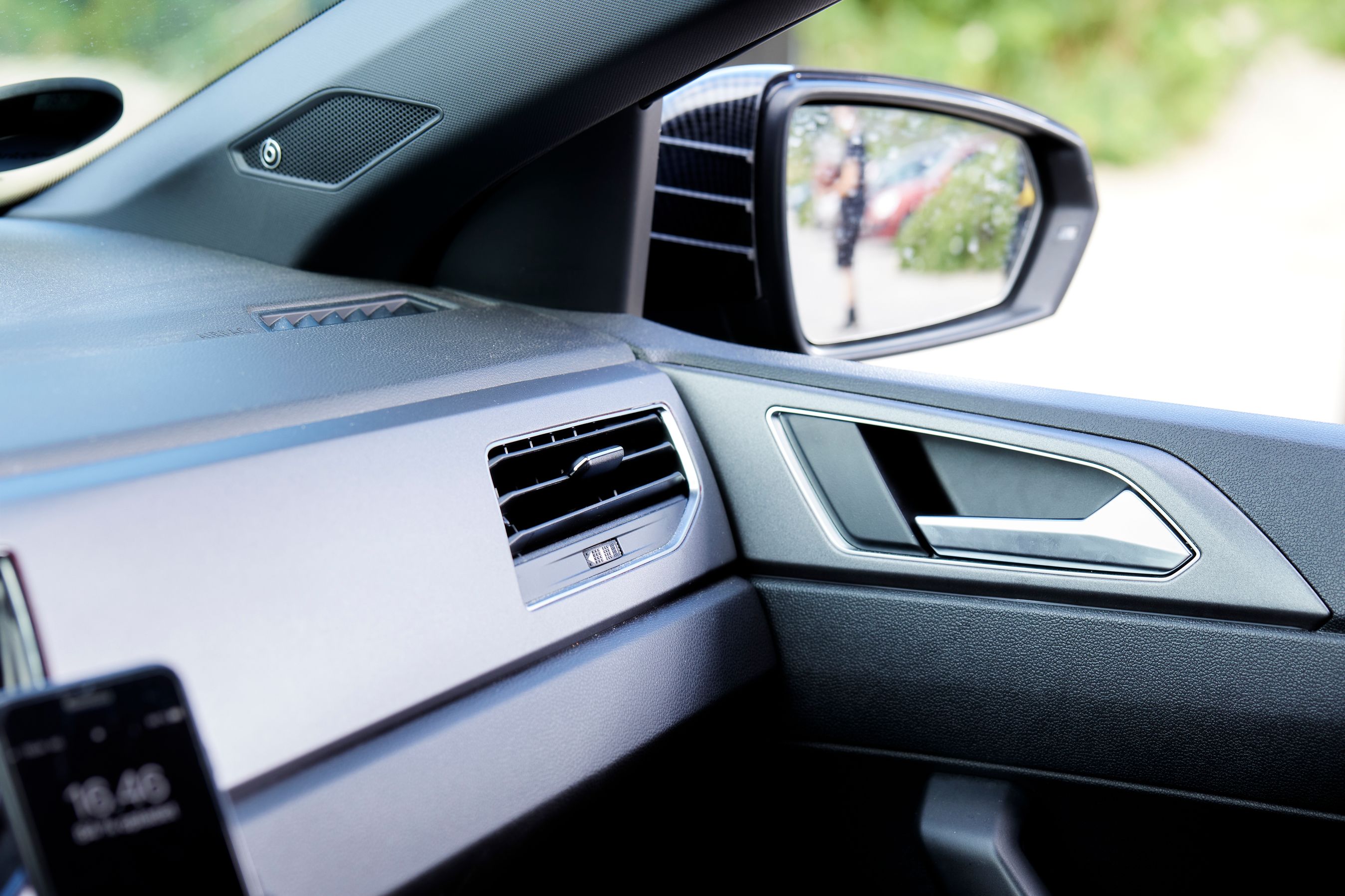 Farvemulighederne var nærmest uendelige, da det knaldrøde interiør skulle skifte farve. Valget faldt på en Matte Metallic Charcoal