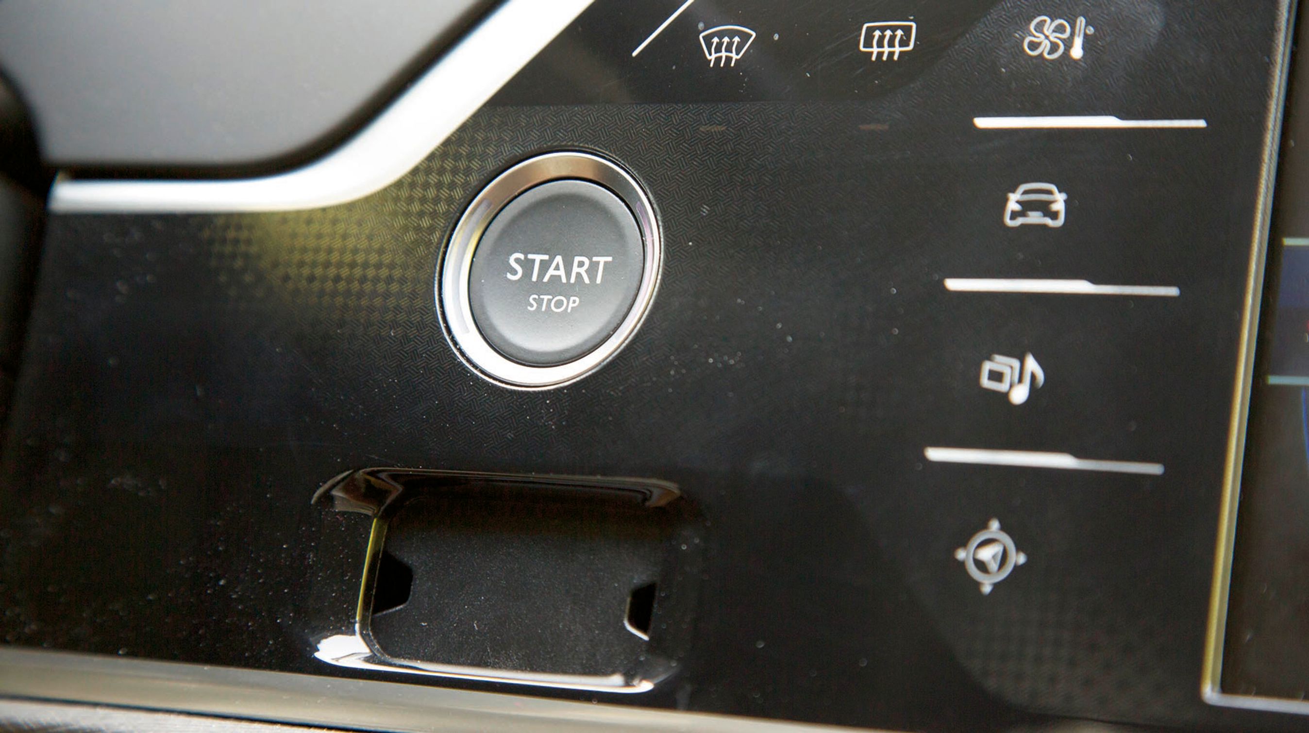 Alle udgaver har stop-start-teknik. Men nøglen skal indsættes, før motoren kan startes.
