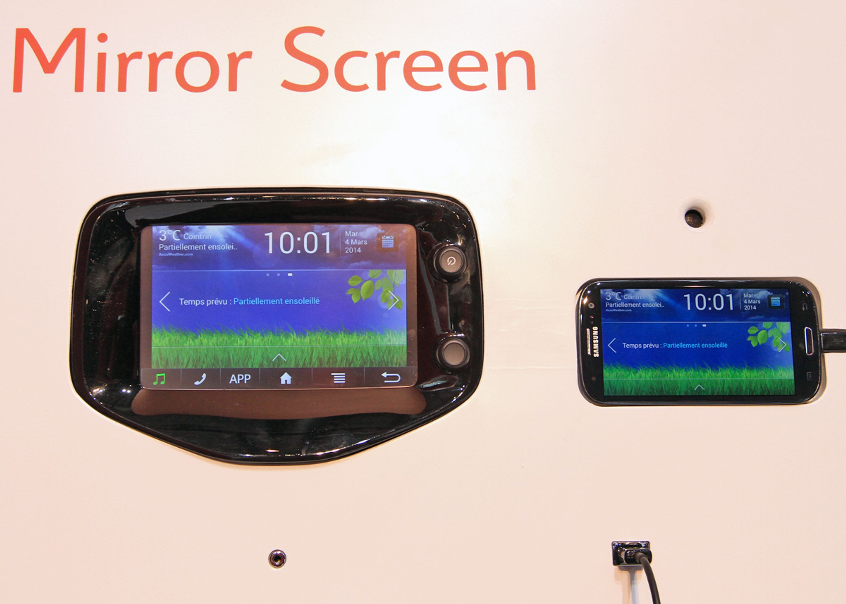Infotainment-systemet er fra Peugeot-Citroën. Det kan bl.a. "spejle" en Android-telefon. En Apple-telefon kan også tilsluttes, mem her er integrationen ikke så udstrakt.