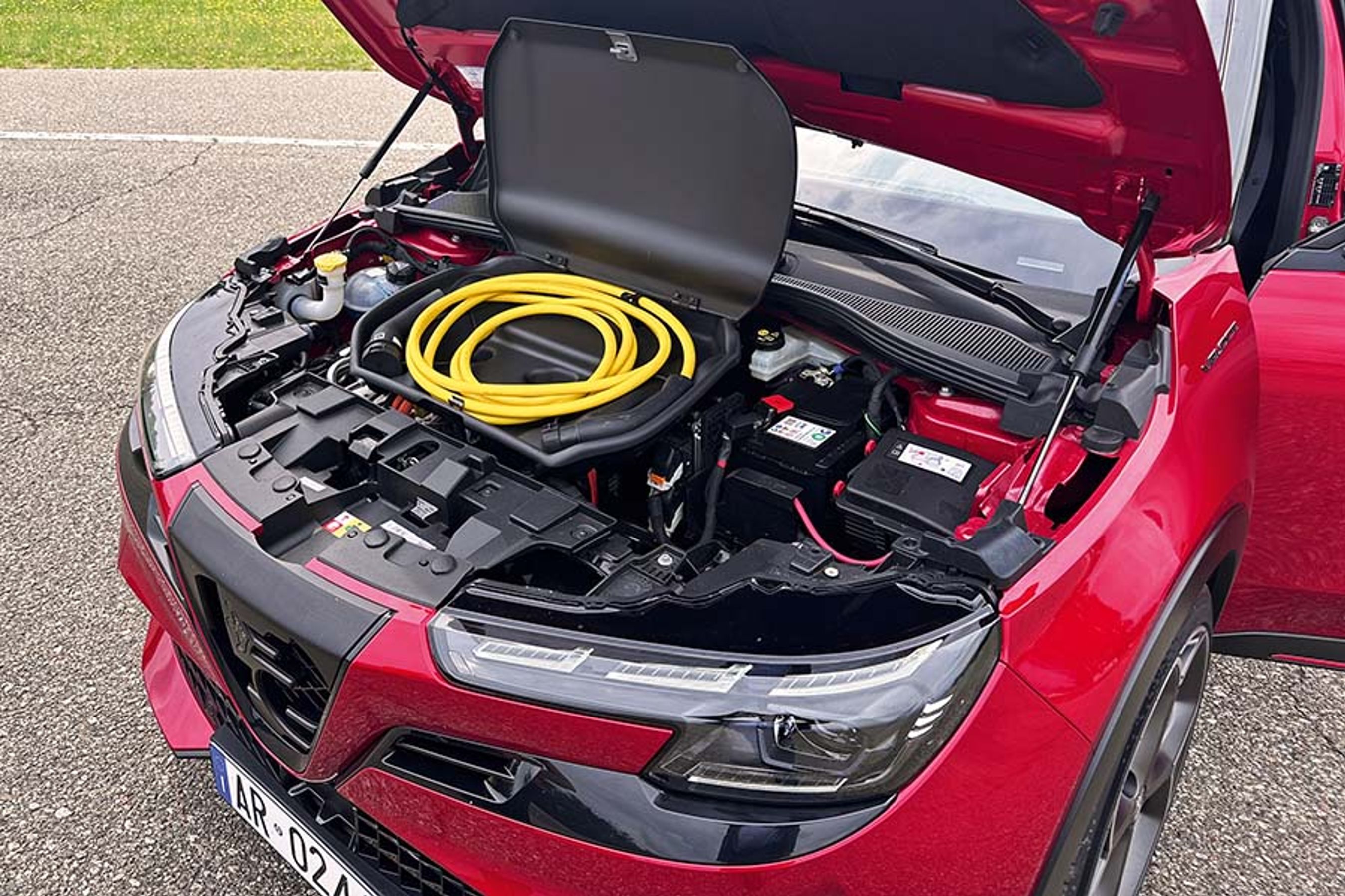 Under frontklappen er der blevet plads til et lille rum, der kan rumme ladekablet. Alfa Romeo kalder den selv for en Cable-Organizer.