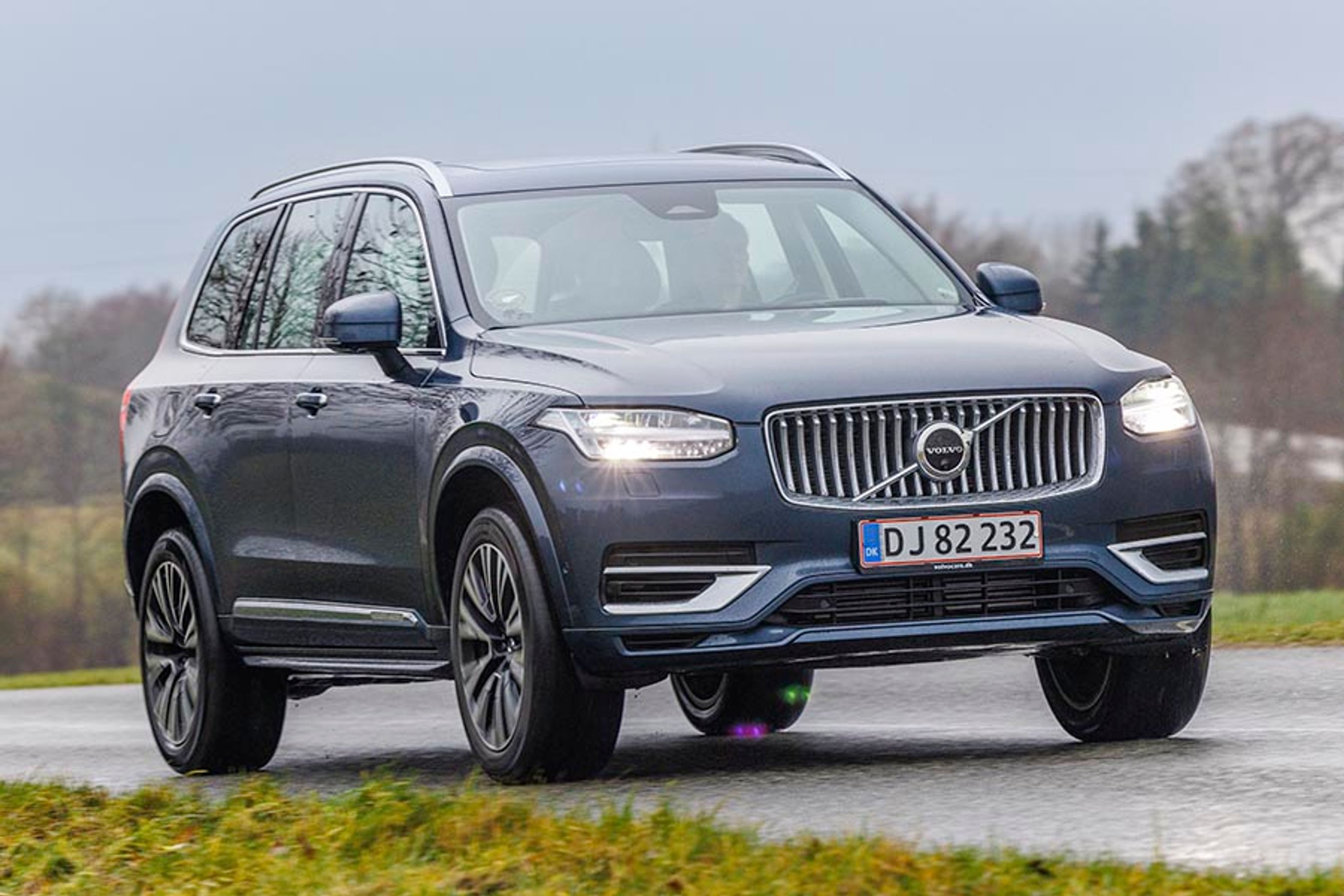På trods af en alder på snart ni år ser Volvo XC90 stadig frisk ud med et typisk Volvo-look omkring kølerhjelmen.
