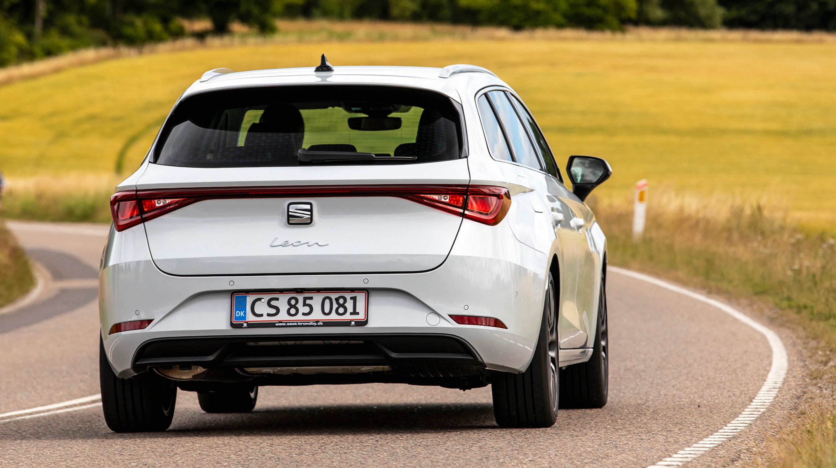 Bagfra er Leon blevet helt Audi-agtig i sin fremtoning med et lygtebånd, der går på tværs i hele bilens bredde. 