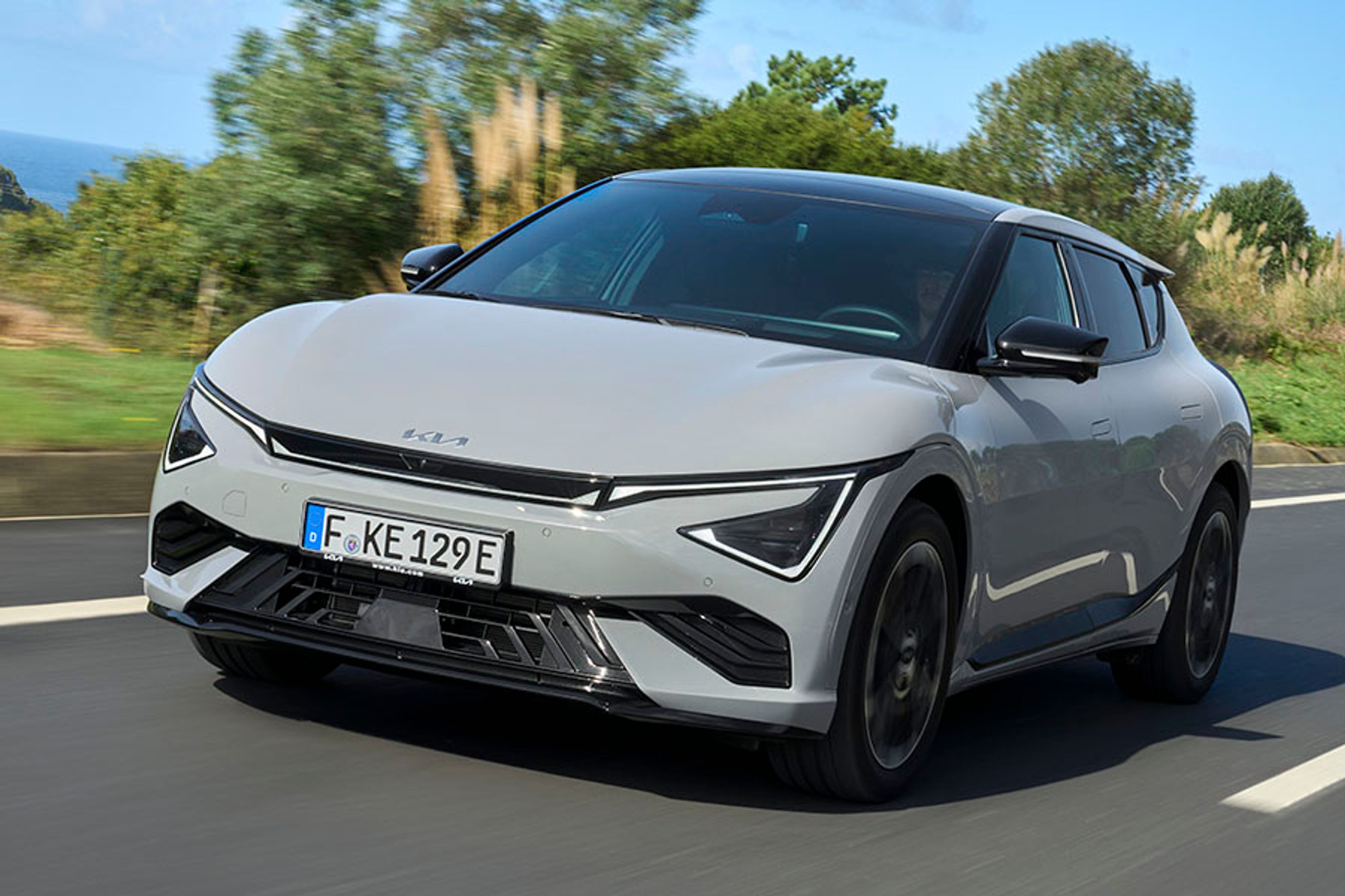 Den opdaterede Kia EV6 har fået nye forlygter, der giver bilen et mere moderne udtryk. Priserne begynder ved 325.000 kr.