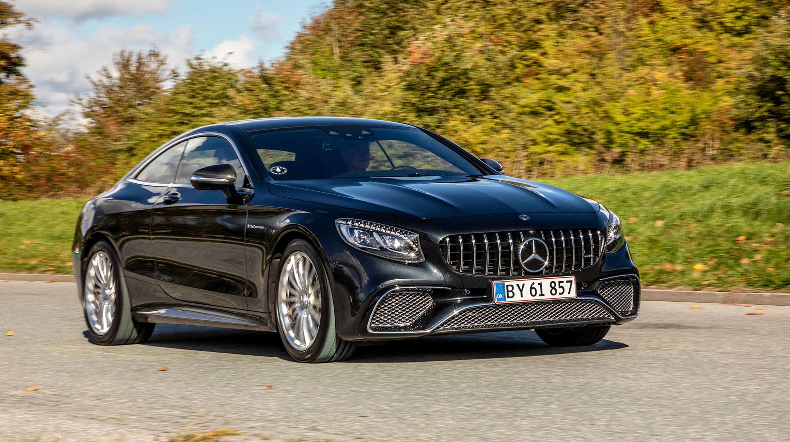 Mercedes-AMG i Coupé-udgaven af S-klassen er en dyr fætter. Den koster med ekstraudstyr langt over fem mio. kroner, men ser i virkeligheden ikke helt så speciel ud.