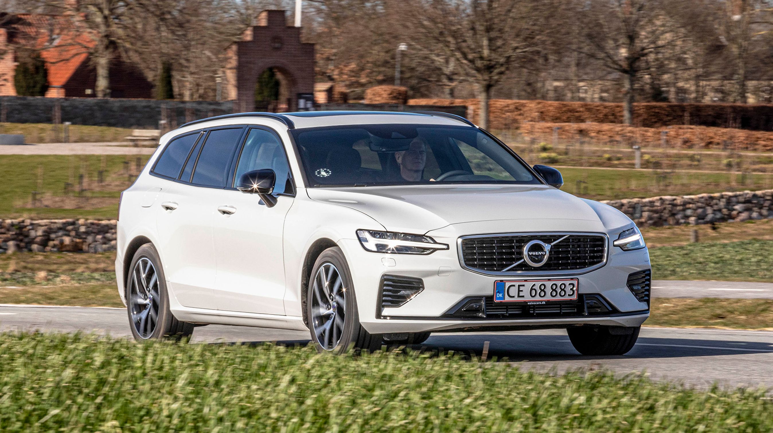 Udefra kan man ikke umiddelbart se forskel på en plugin-hybrid og de andre motortyper. R-Design linjen giver modellen et mere sportsligt præg.