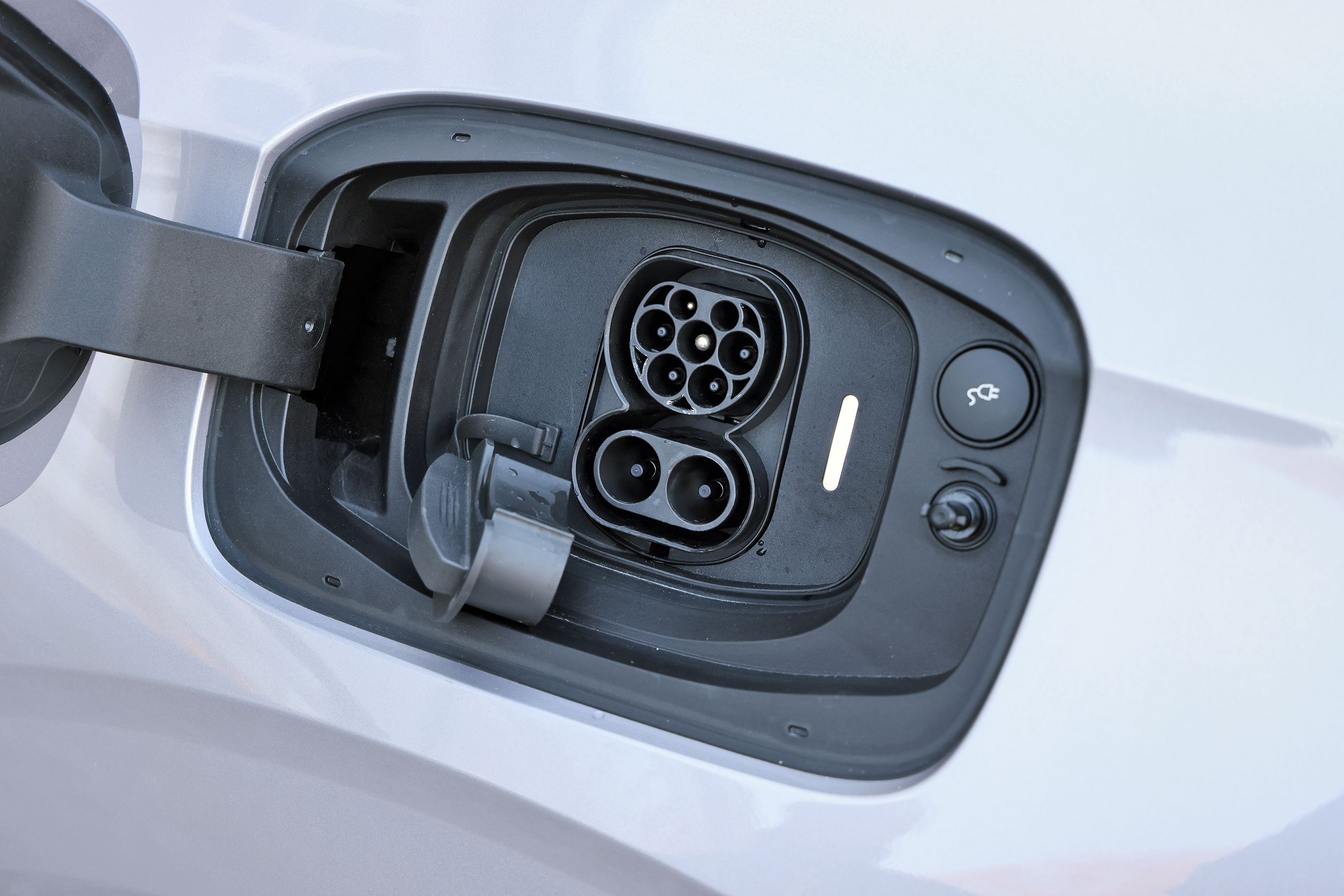 Ladestik på en Volvo ES90