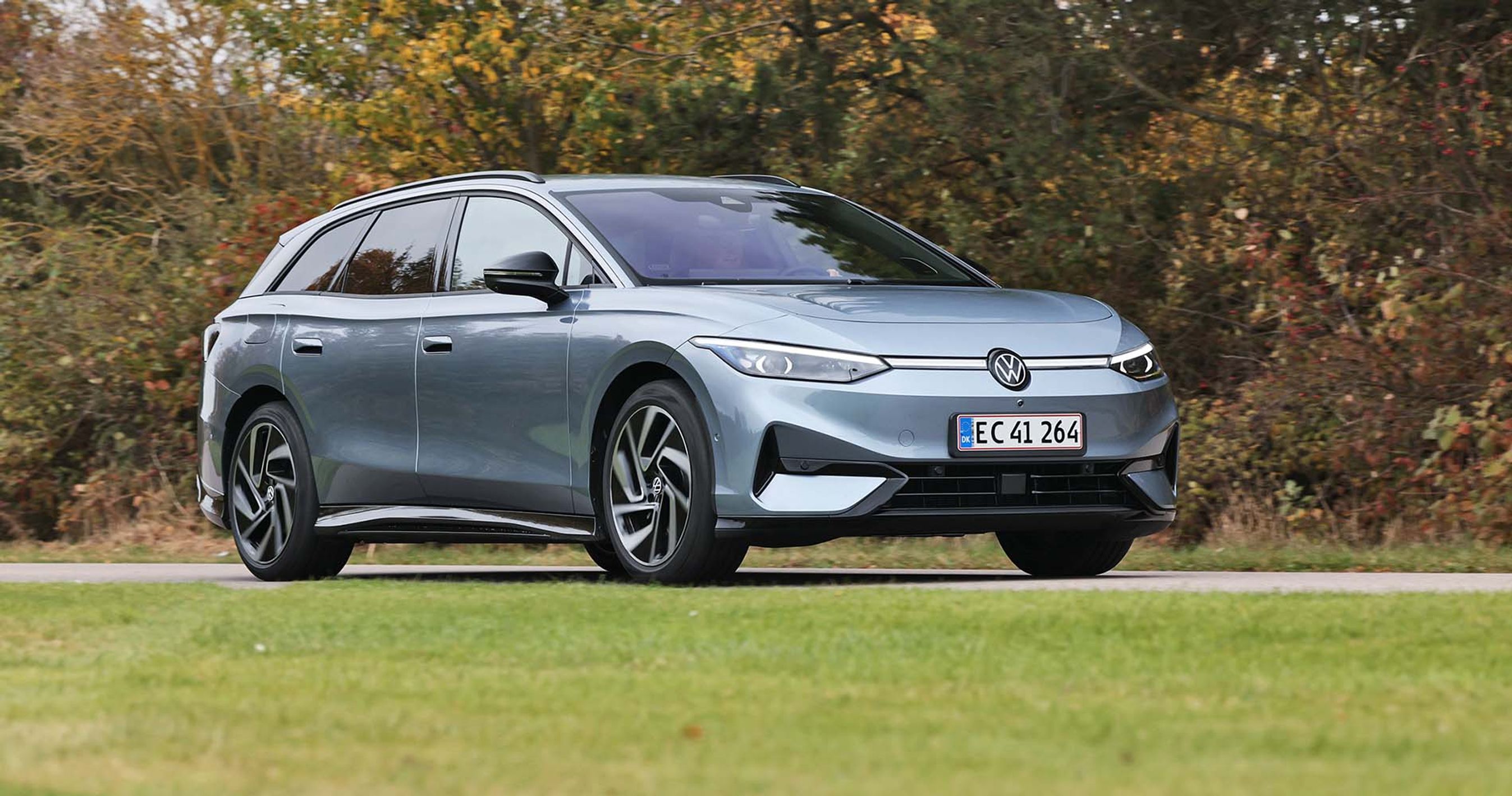 VW ID.7 Tourer kører på vej med træer i baggrunden