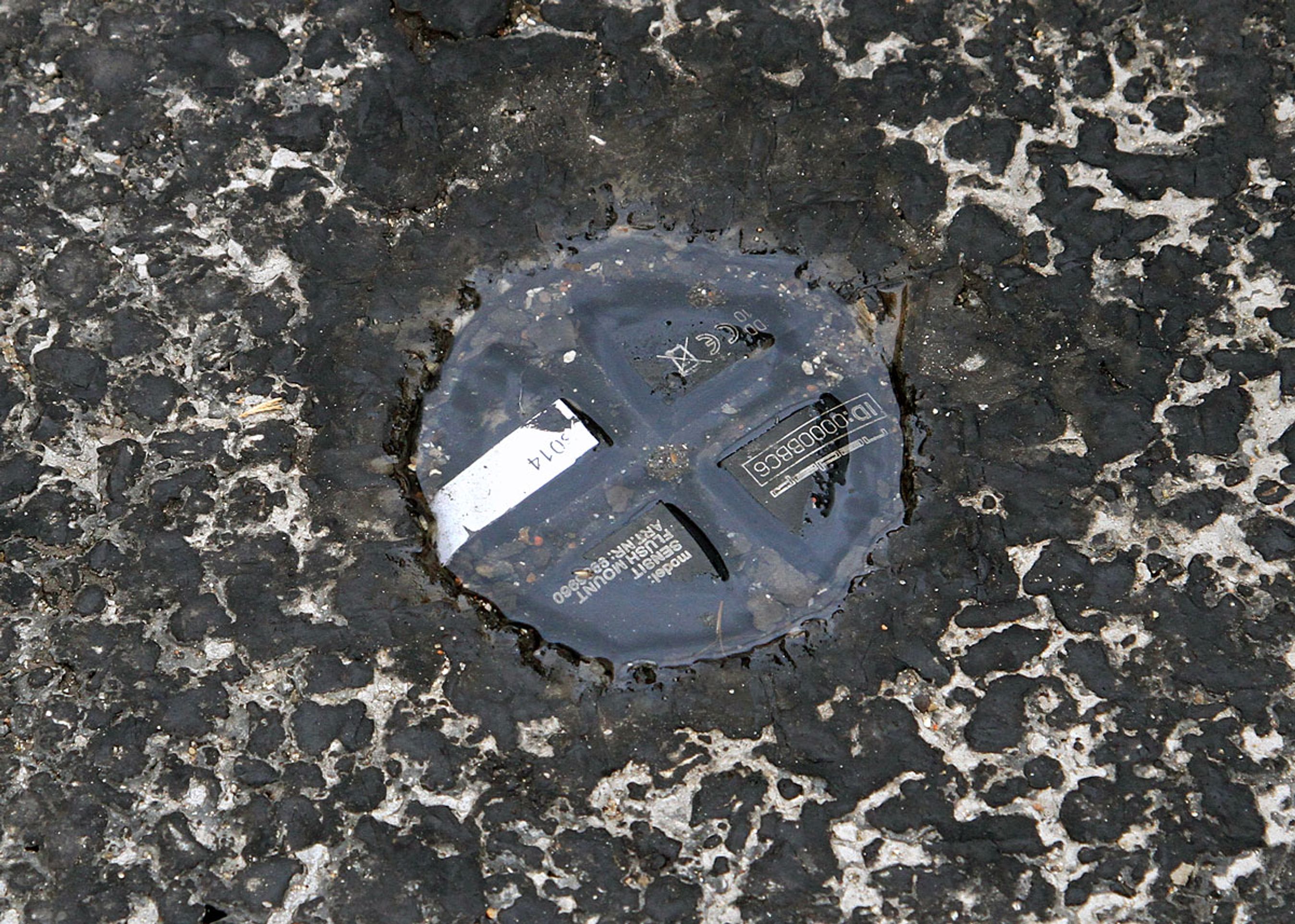 Små magneter med indbygget radiosender registrerer, om lastbilpladserne er ledige eller ej.