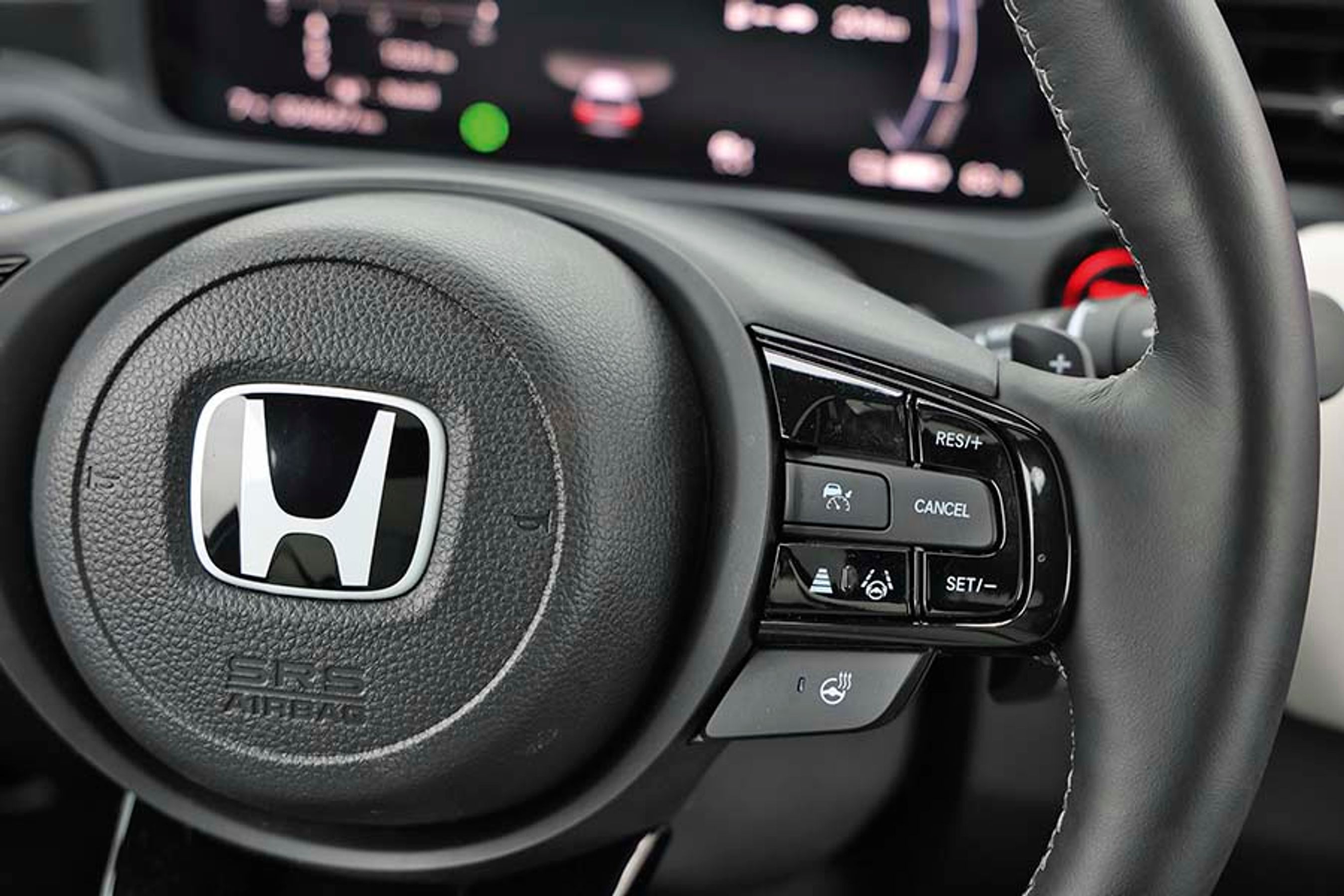 Fra rattet styres den adaptive fartpilot, og man kan let ligeledes aktivere vognbaneassistenten, der føles ret godt afstemt til bilen. Der er desuden en knap til at aktivere varmen i rattet.