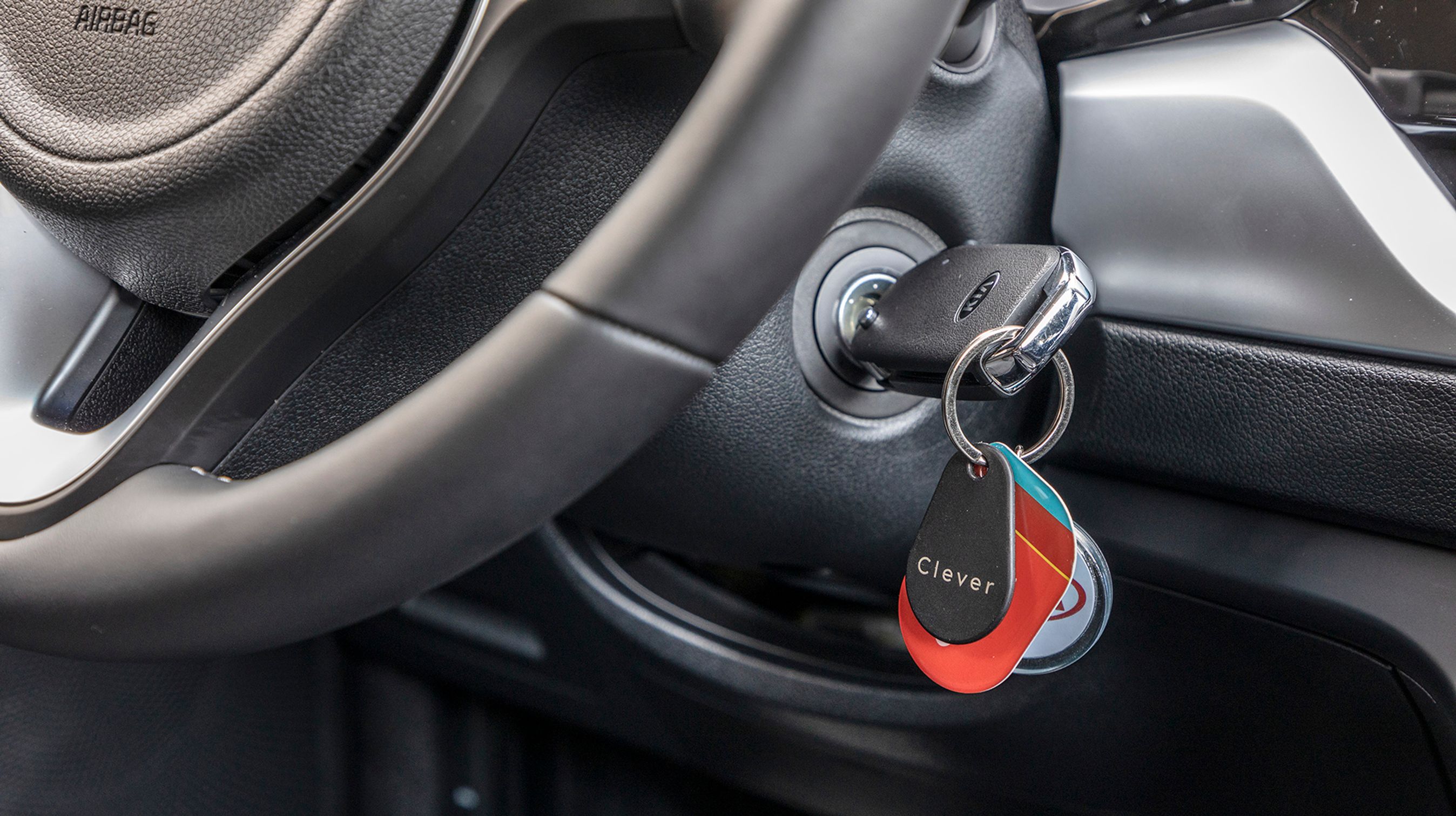 Trods højt udstyrsniveau er startknap ikke en del af standardudstyret. Faktisk kan det kun tilkøbes til topmodellen Advance til 10.000 kr. Ærgerligt, for en så moderne bil fortjener nøglefri betjening.