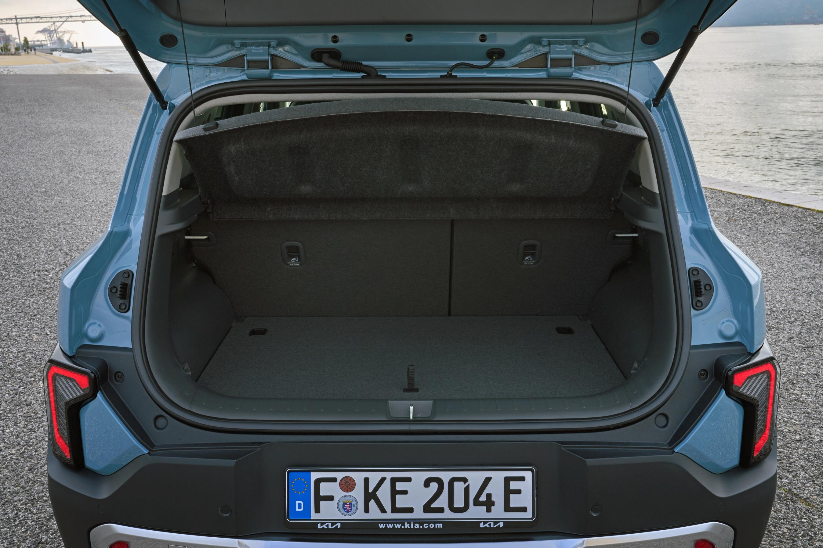 Kig ind i bagagerummet i en Kia EV2, der holder med bagsmækken ånben