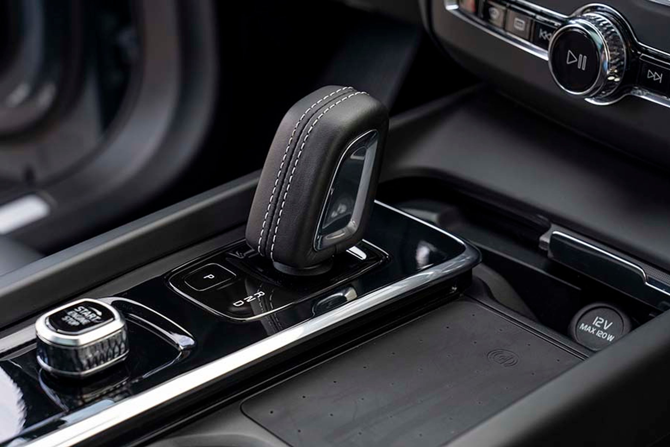 Gearstangen er elektronisk og går selv i P, når turen afsluttes. Man kan vælge mellem D og B, hvor sidstnævnte medfører, at elmotoren bremser bilen til stilstand, når man slipper speederen. Det er rart at køre med.