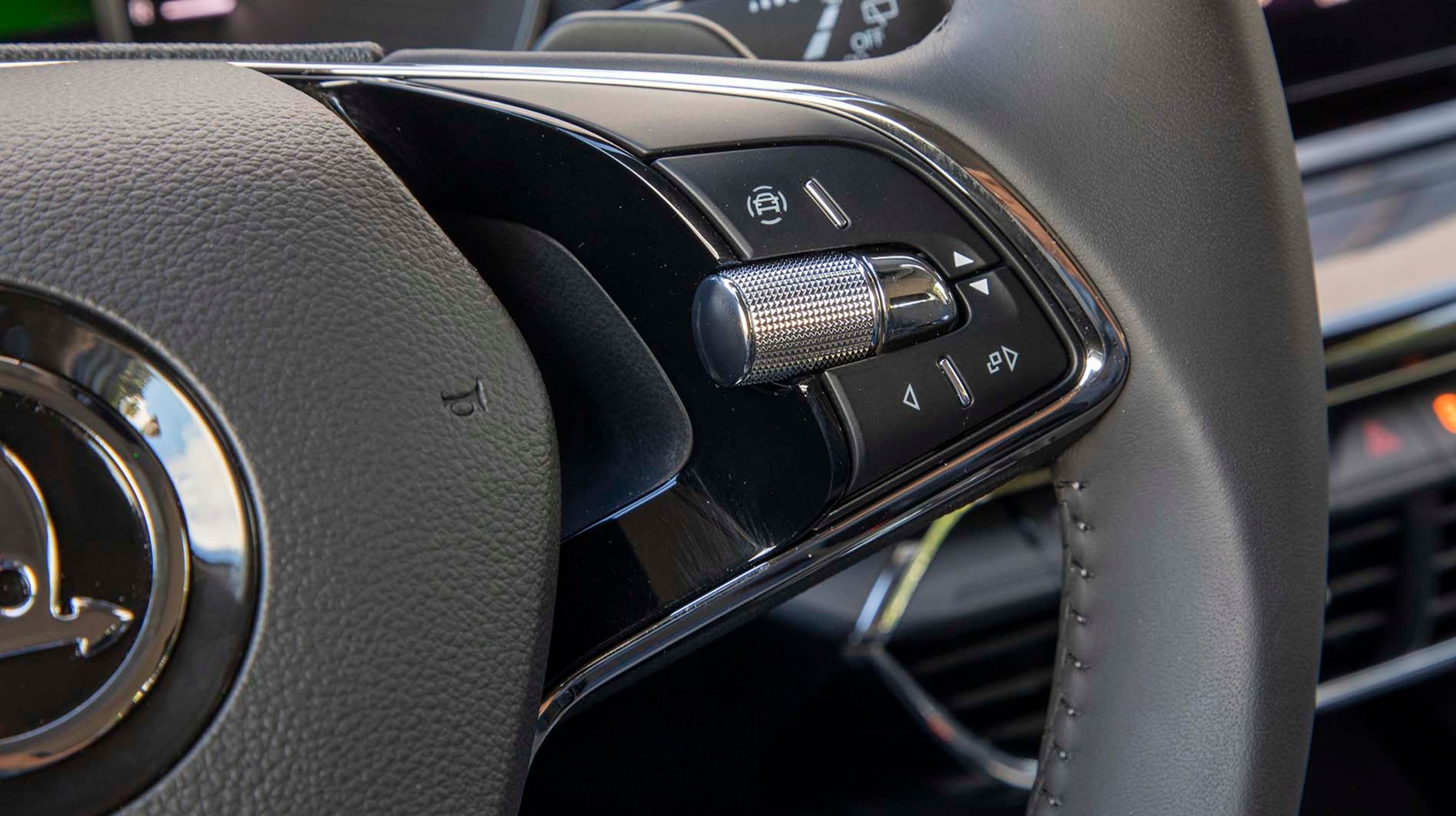Fra højre side af rattet kan man styre displayet i instrumenthuset. Det kræver lidt øvelse, før man helt er med på funktionen.