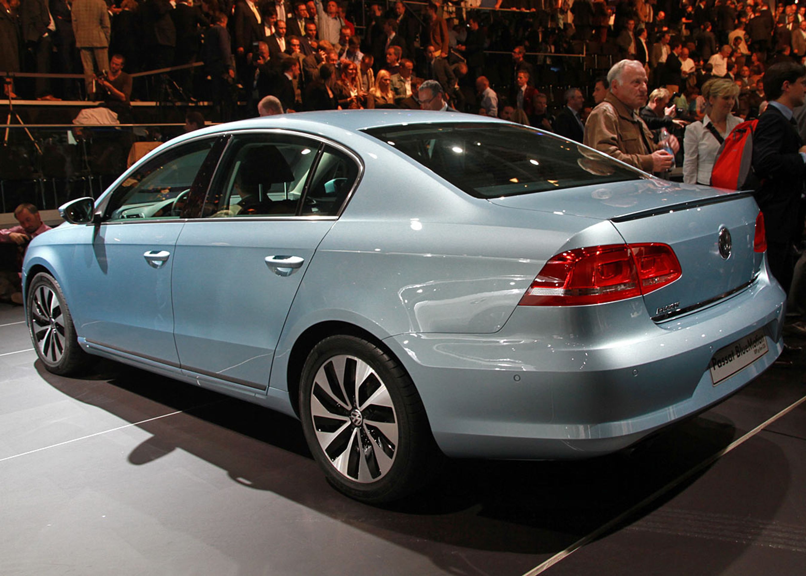 Sedanen set bagfra. Bagsædepladsen er stort set uforandret, da akselafstanden er den samme som hidtil.