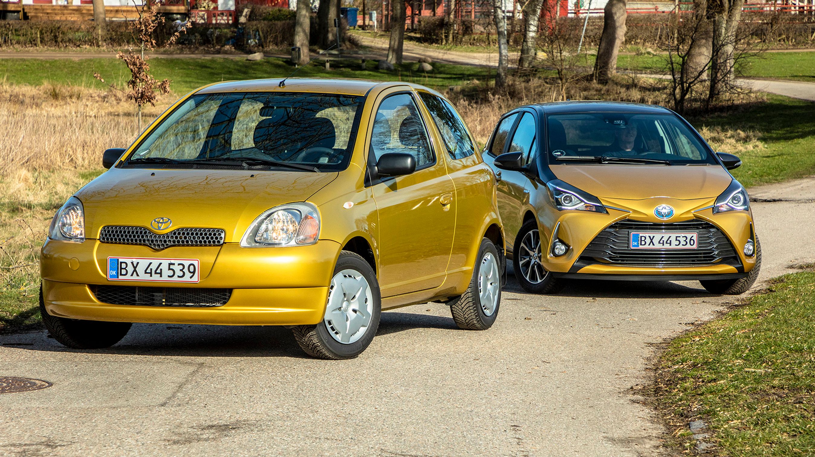 Da vi testede 20-års jubilæumsmodellen, prøvekørte vi også den første Yaris. Og udover at skulle vænne sig til kassettebåndoptager og at køre uden servostyring, så viste den første generation Yaris, at man godt kan have en rummelig lille bil med mange fralægningssteder. Den var sin tids Mini.
