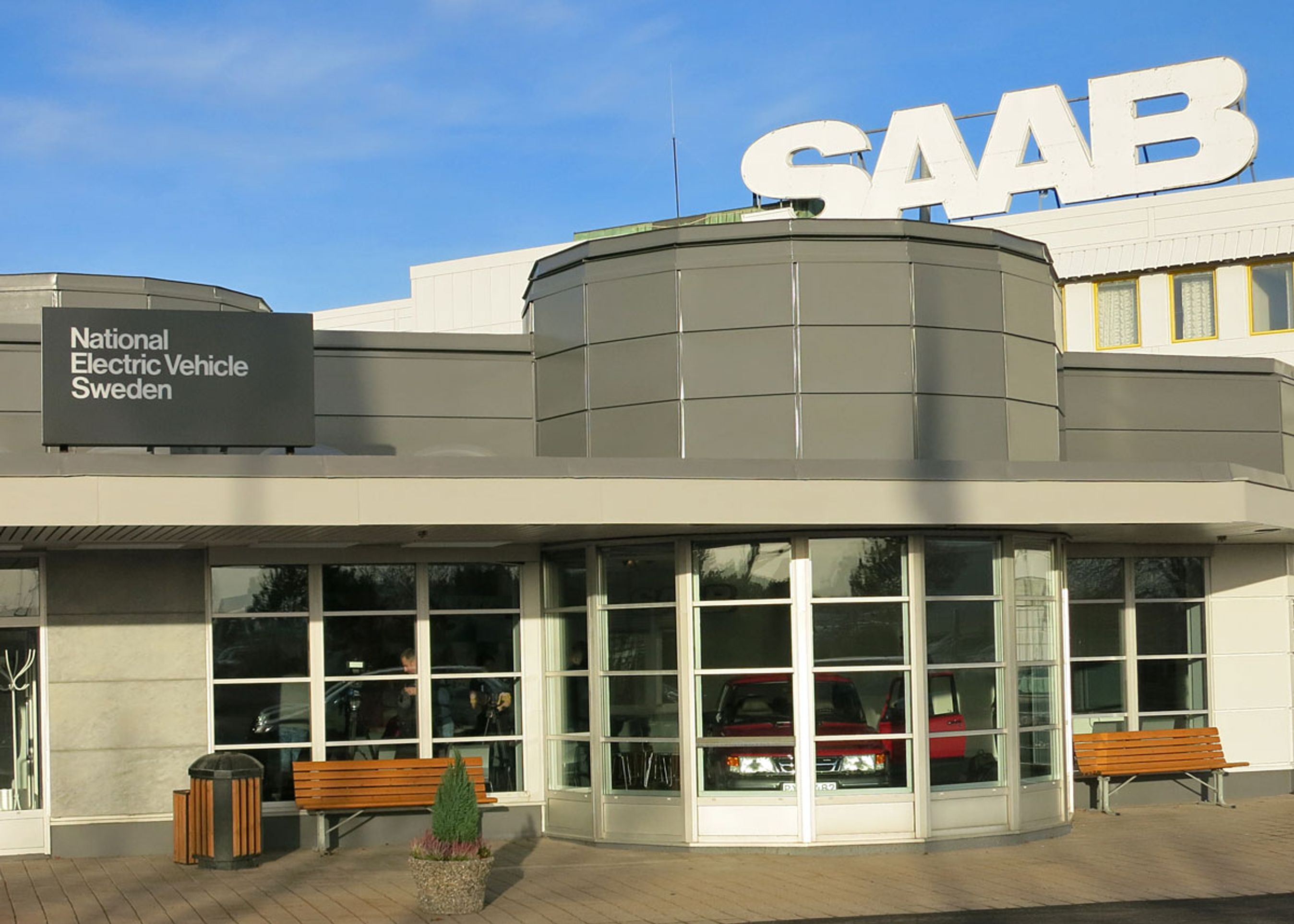 Saab-fabrikken ser bedre ud end i mange år. Nye skilte, nye flag og et nyt navn  NEVS  National Electric Vehicle Sweden tager nu imod gæster og kommende bilkøbere, der skal hente deres nye bil på fabrikken.