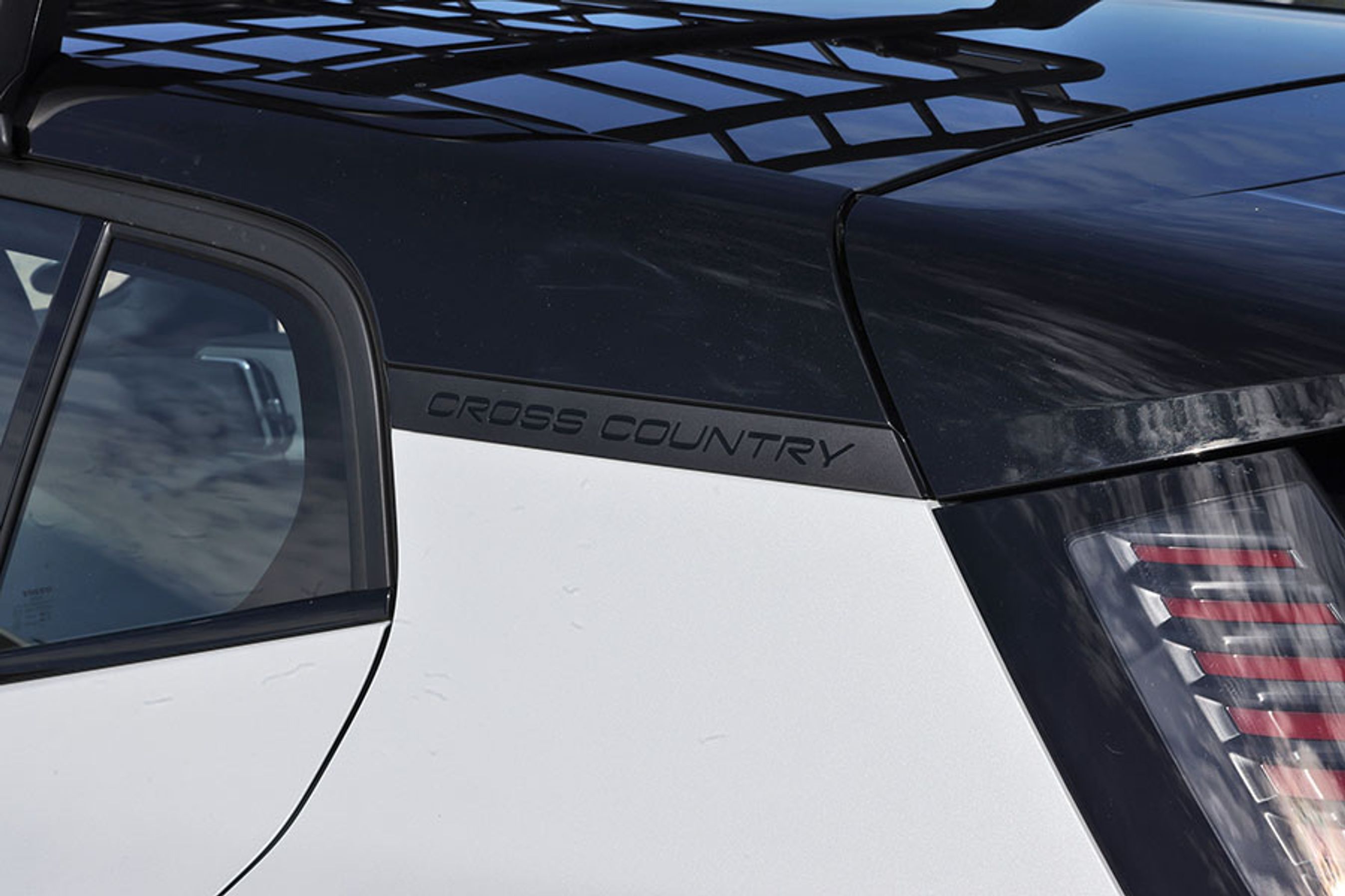 Ved C-stolpen står der Cross Country. Det er en topmodel, der bl.a. har et specialtunet chassis, hvor frihøjden er øget til 19 cm. 