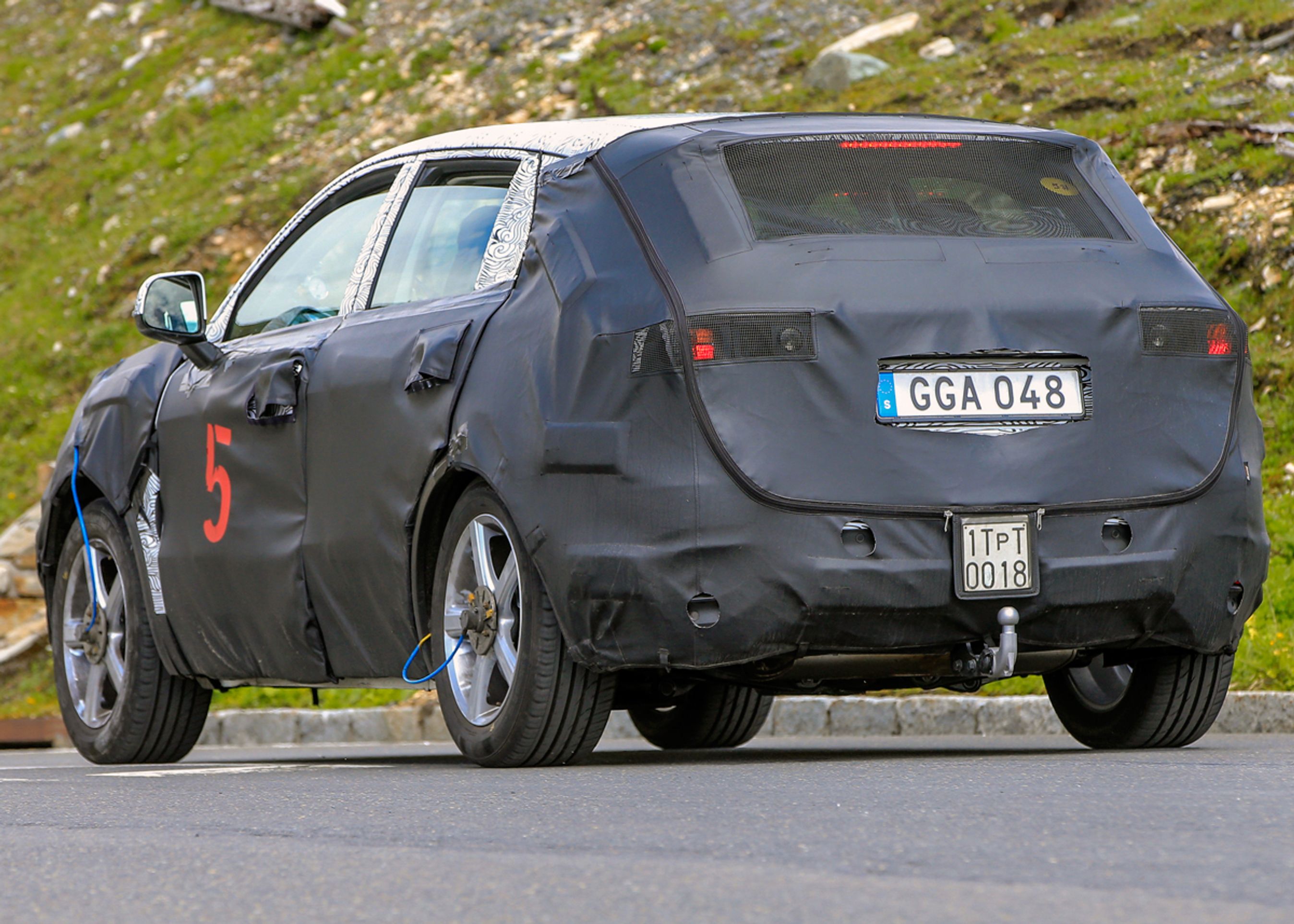 Prototypen er fanget under test i de østrigske alper. De svenske nummerplader indikerer herkomsten. Og det er ikke en Volvo XC40.