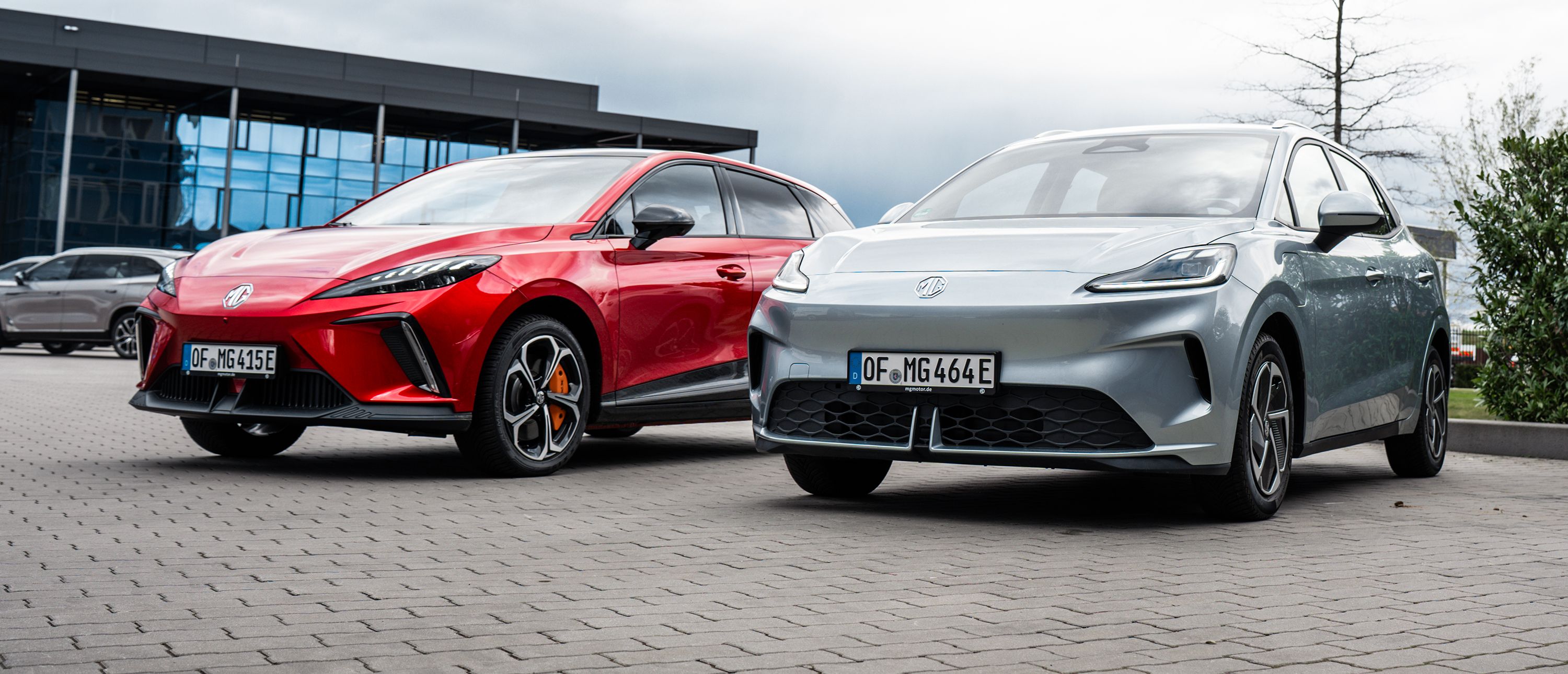 Rød MG 4 og blå MG 4 Urban forfra.  