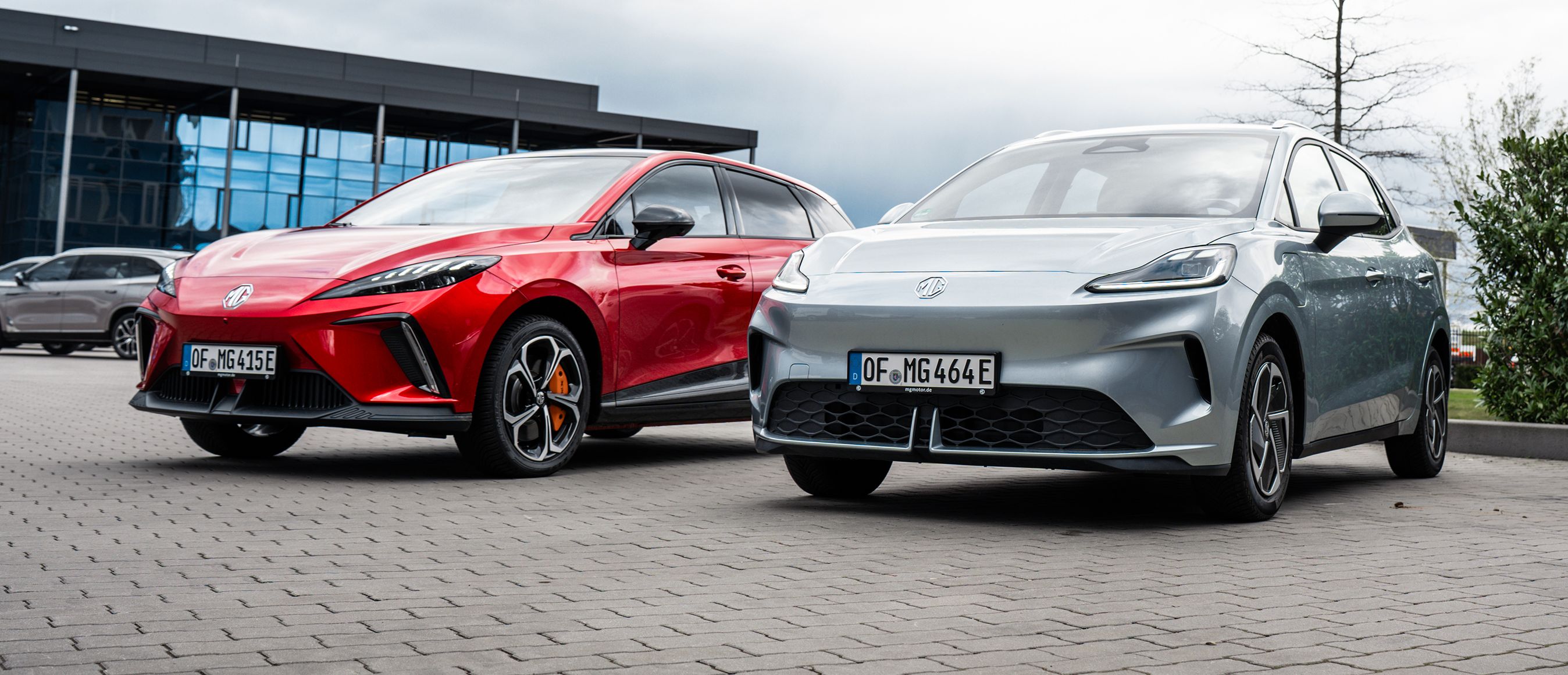 Rød MG 4 og blå MG 4 Urban forfra.