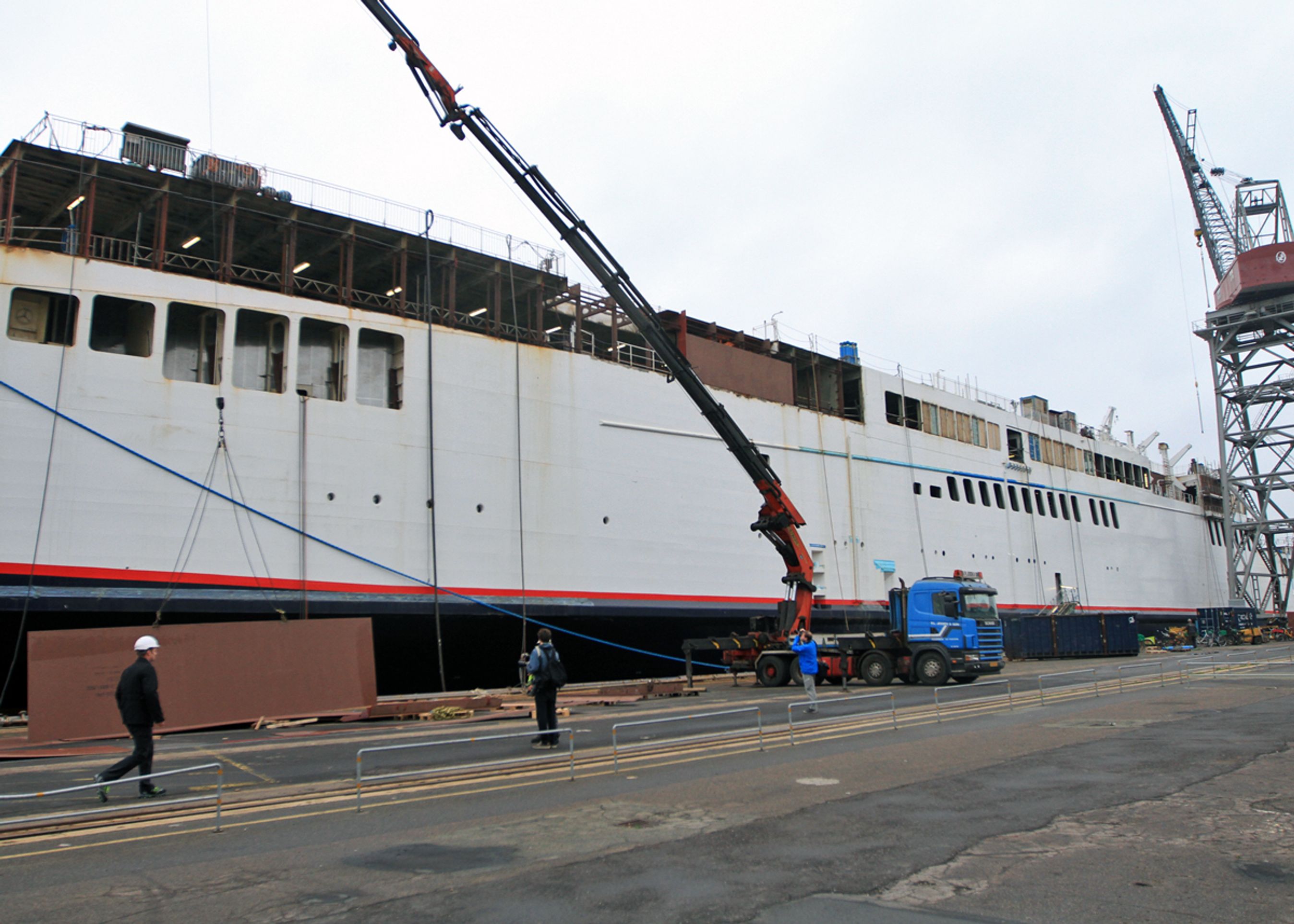Nybygning 502, der er bygget for fire år siden, ved kaj på fynsk værft. Her er de to øverste dæk skåret af, og nyt stål, der ser "rustent" ud, er ved at blive svejset på. Foto: Torben Arent, FDM