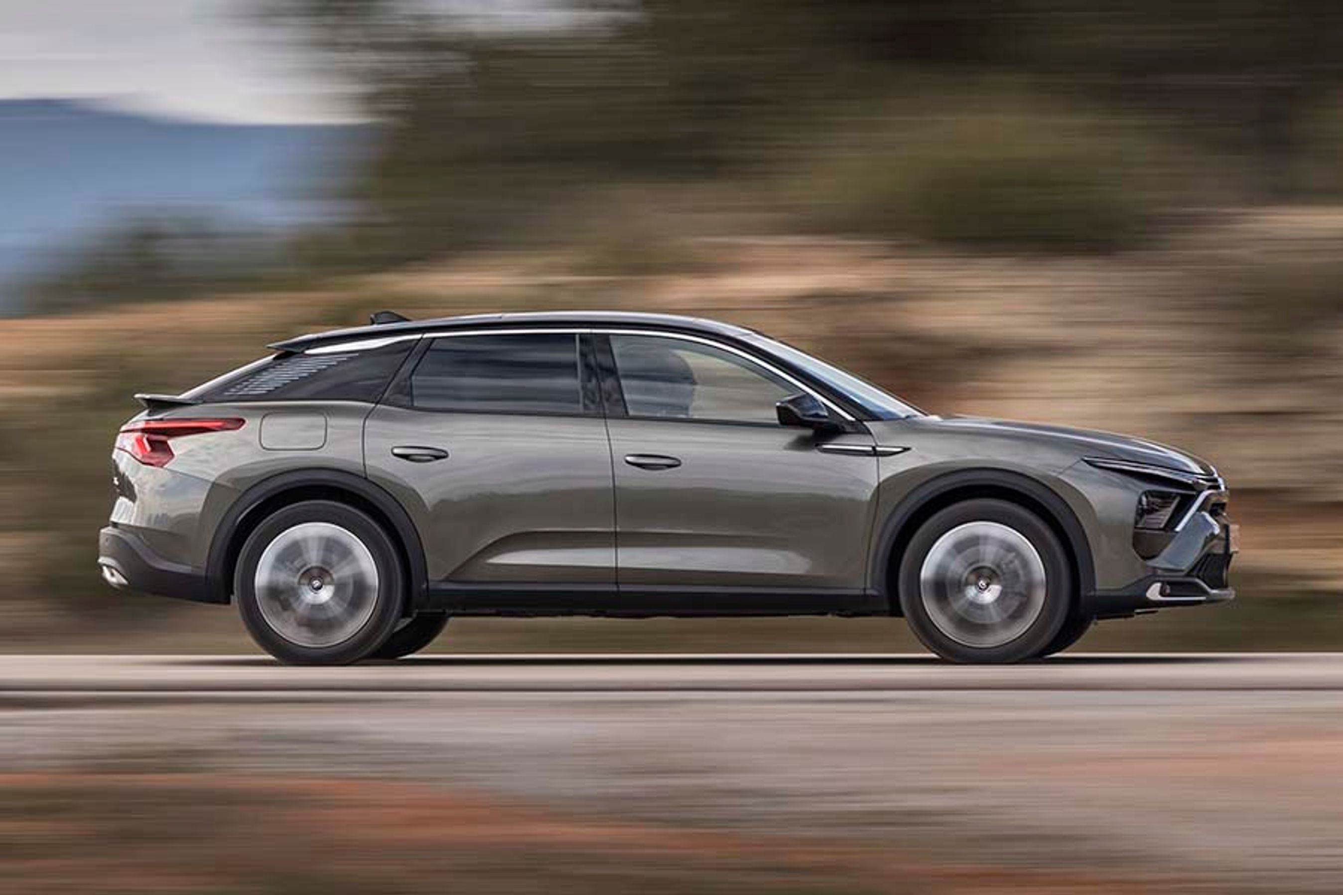 Fra siden har C5 X en flot kontur, der giver associationer til den klassiske Citroën XM. Den lille rude bag bagdørene er tonet, men man kan se ud af den indefra.