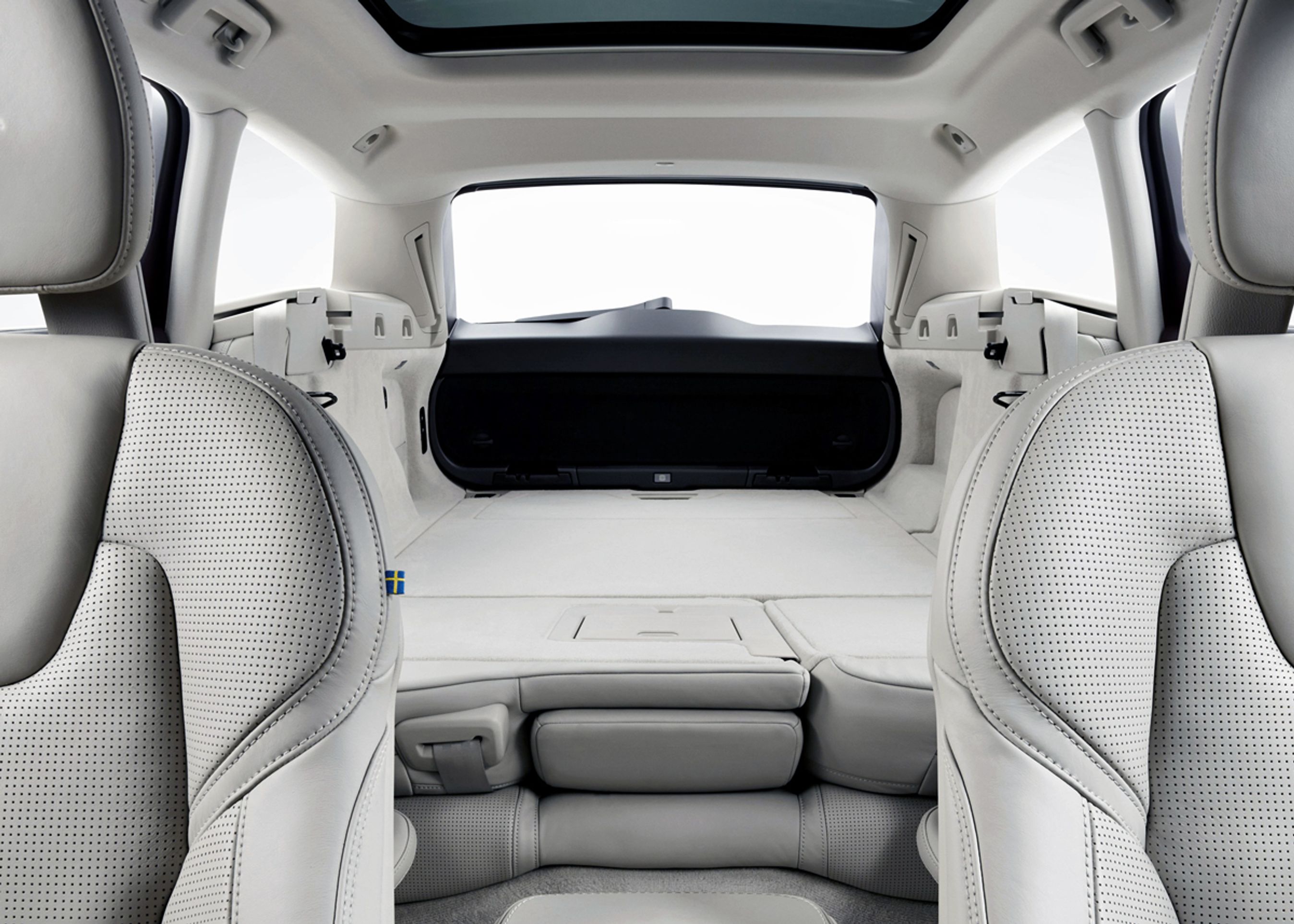 Der er næsten to meter lasteflade, når bagsædet er lagt ned. Med bagsædet i brug rummer bagagerummet 560 liter.