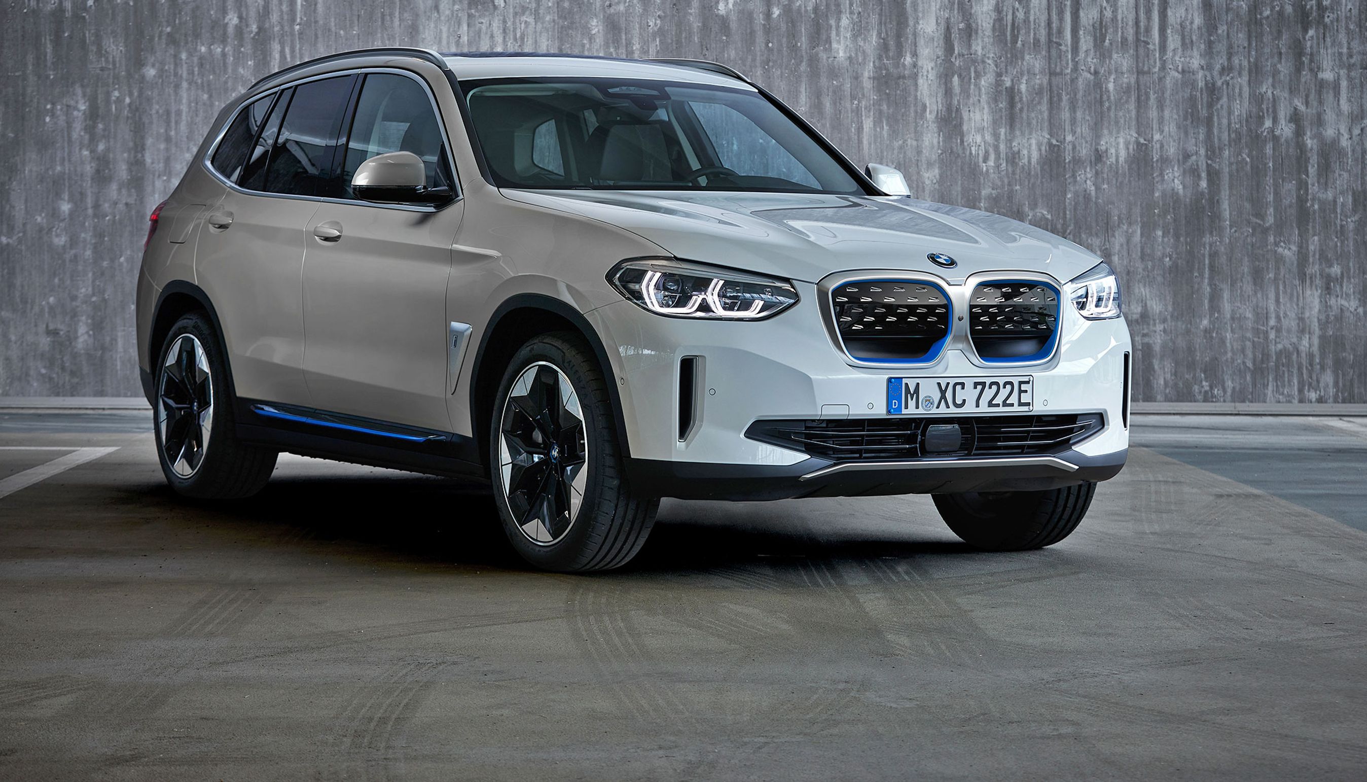 BMW iX3 adskiller sig visuelt kun marginalt fra den almindelige X3.