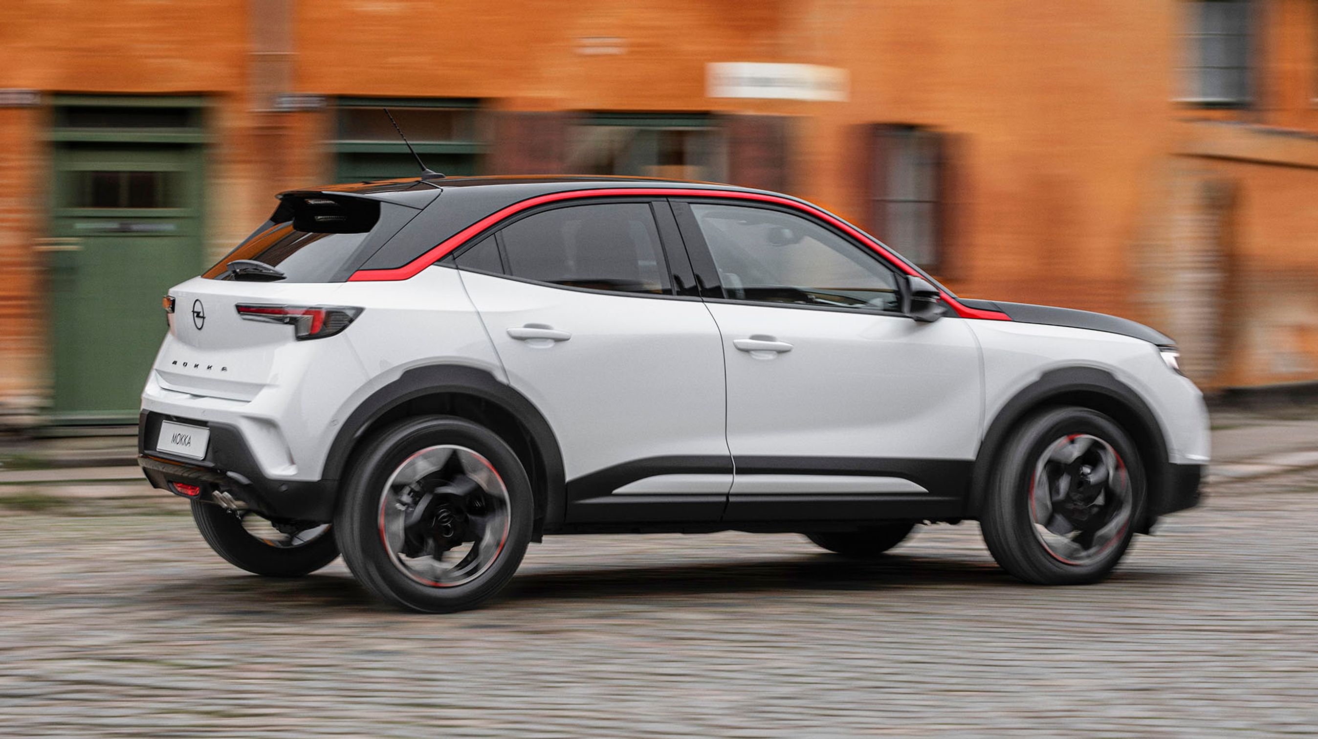 Der er tale om en mini-SUV, og Opel Mokka er således udstyret med integrerede plastpaneler langs kanten af hjulkasserne. Der er desuden paneler langs dørenes underkant, der åbner med op, når dørene åbnes.