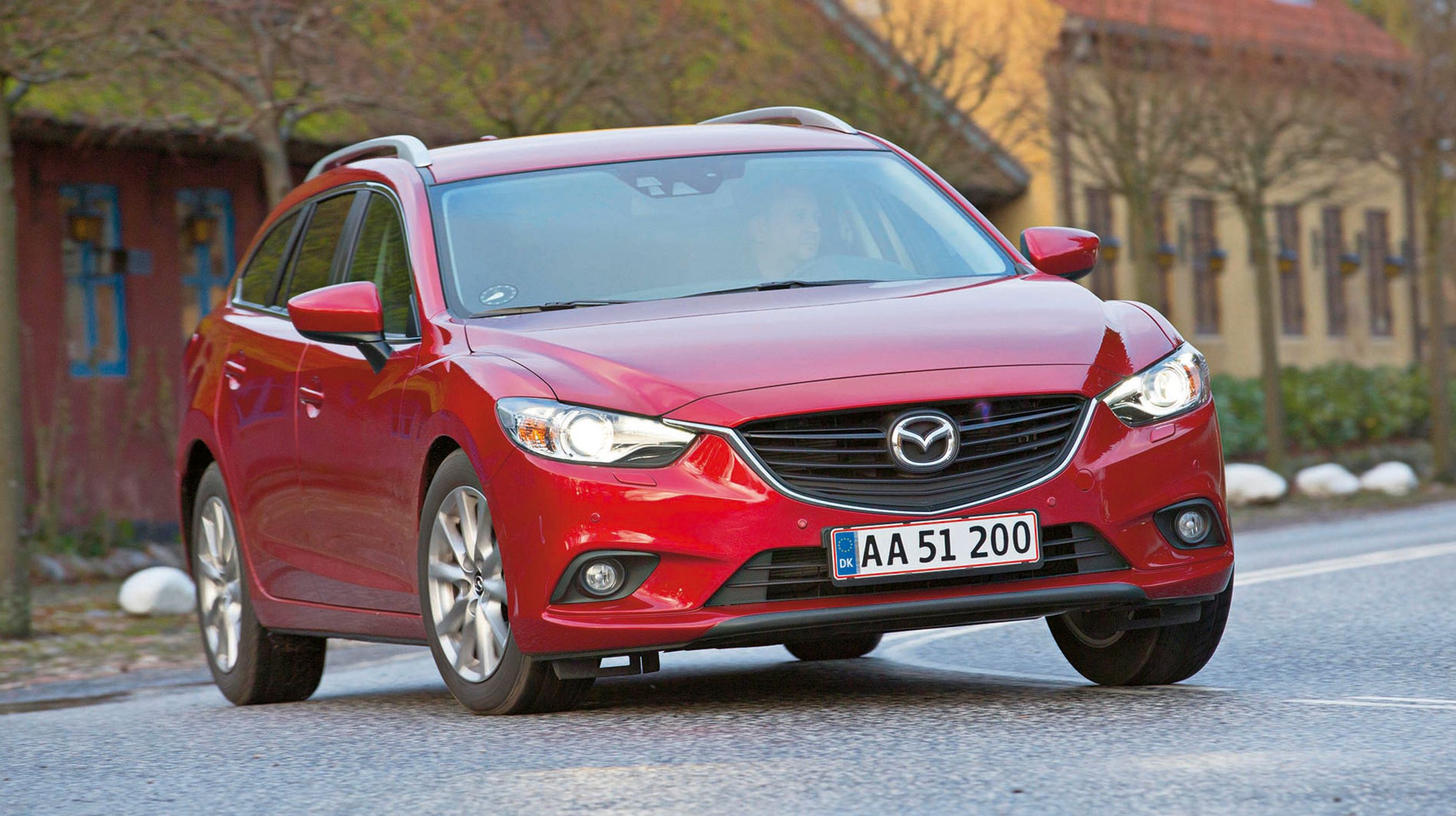 Fronten på Mazda 6 er udtryk for Mazdas nye designlinje, som også kendes fra den større CX-5. Mazda kalder den selv „KODO – Soul of Motion”. Bemærk den gennemgående linje fra forlygte til forlygte neden om kølergrillen.