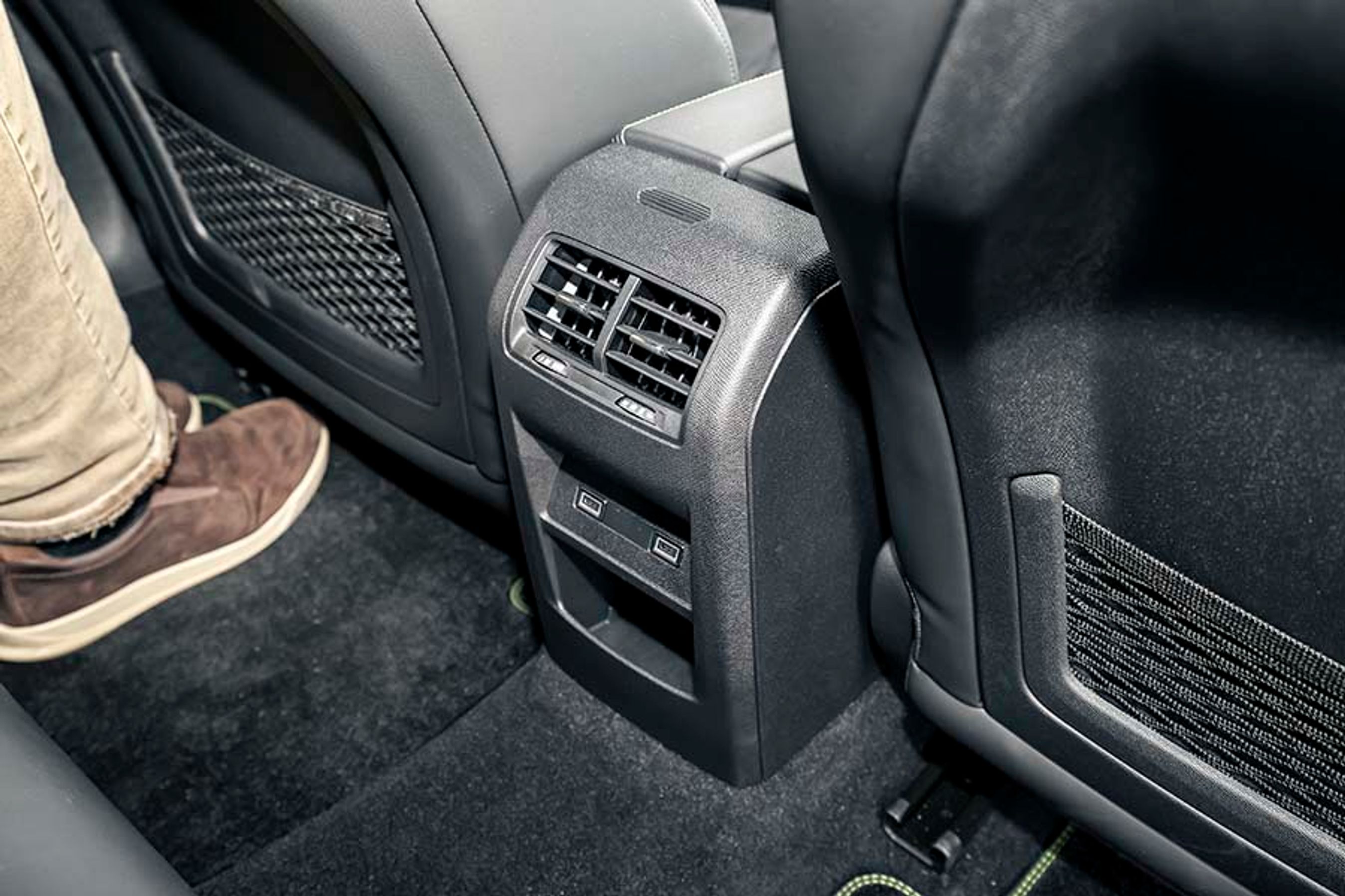 Der er friskluftdyser til bagsædet, så klimaet deromme kan holdes rart under kørslen. Derudover er der to USB-C-udtag.