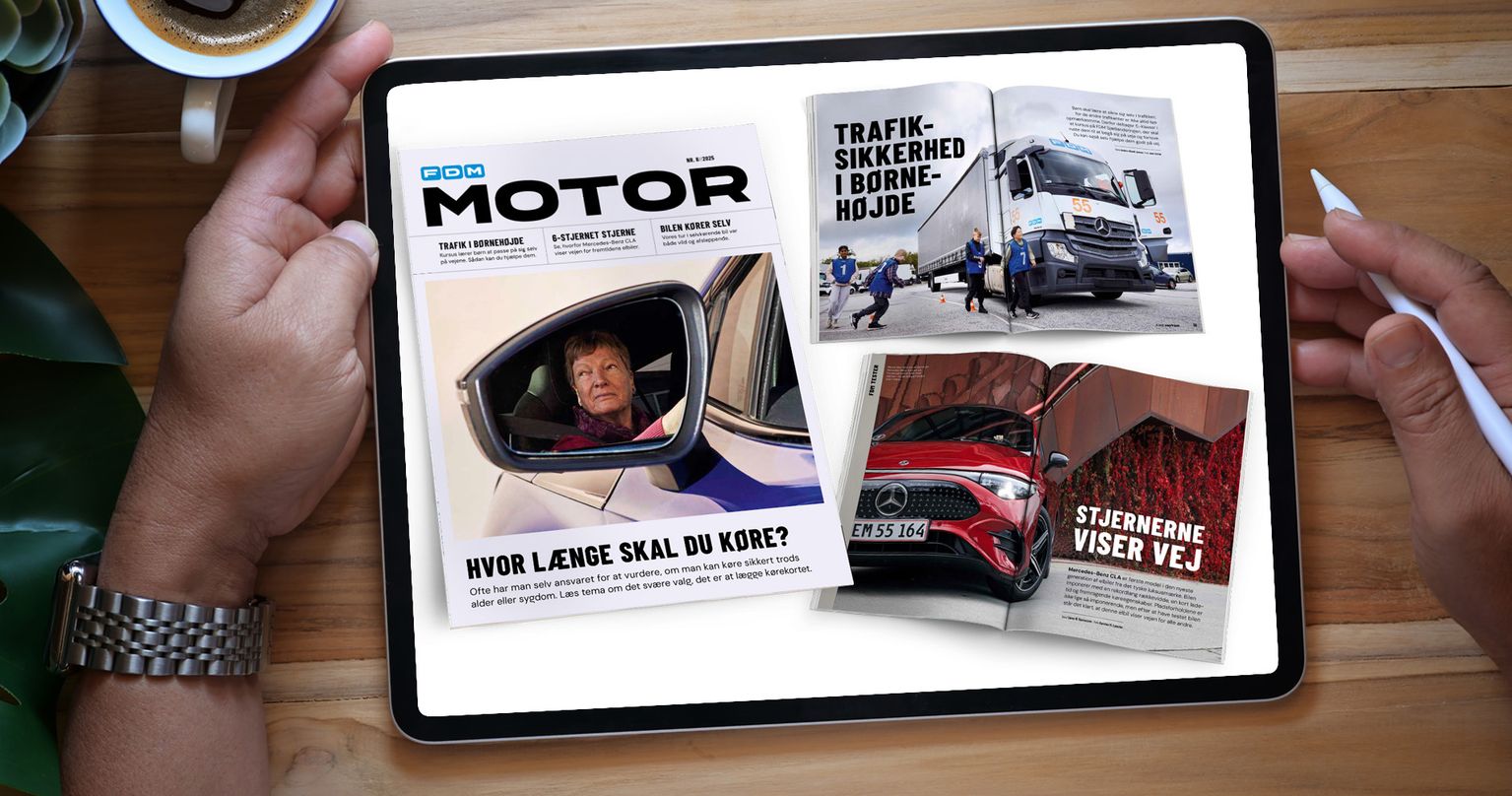 Hænder holder iPad, der viser sider fra Motor 8