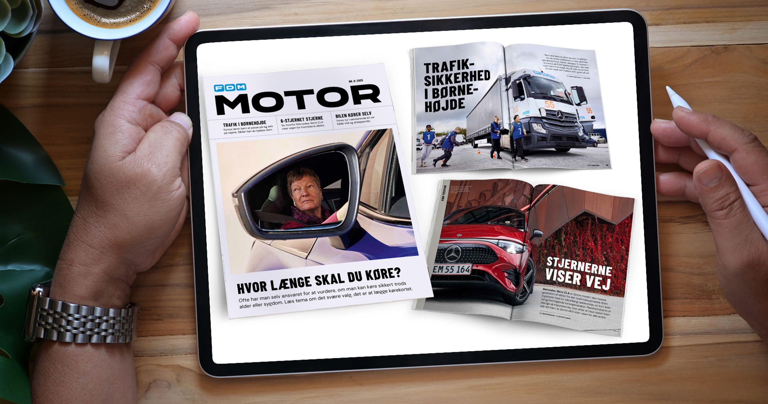 Hænder holder iPad, der viser sider fra Motor 8