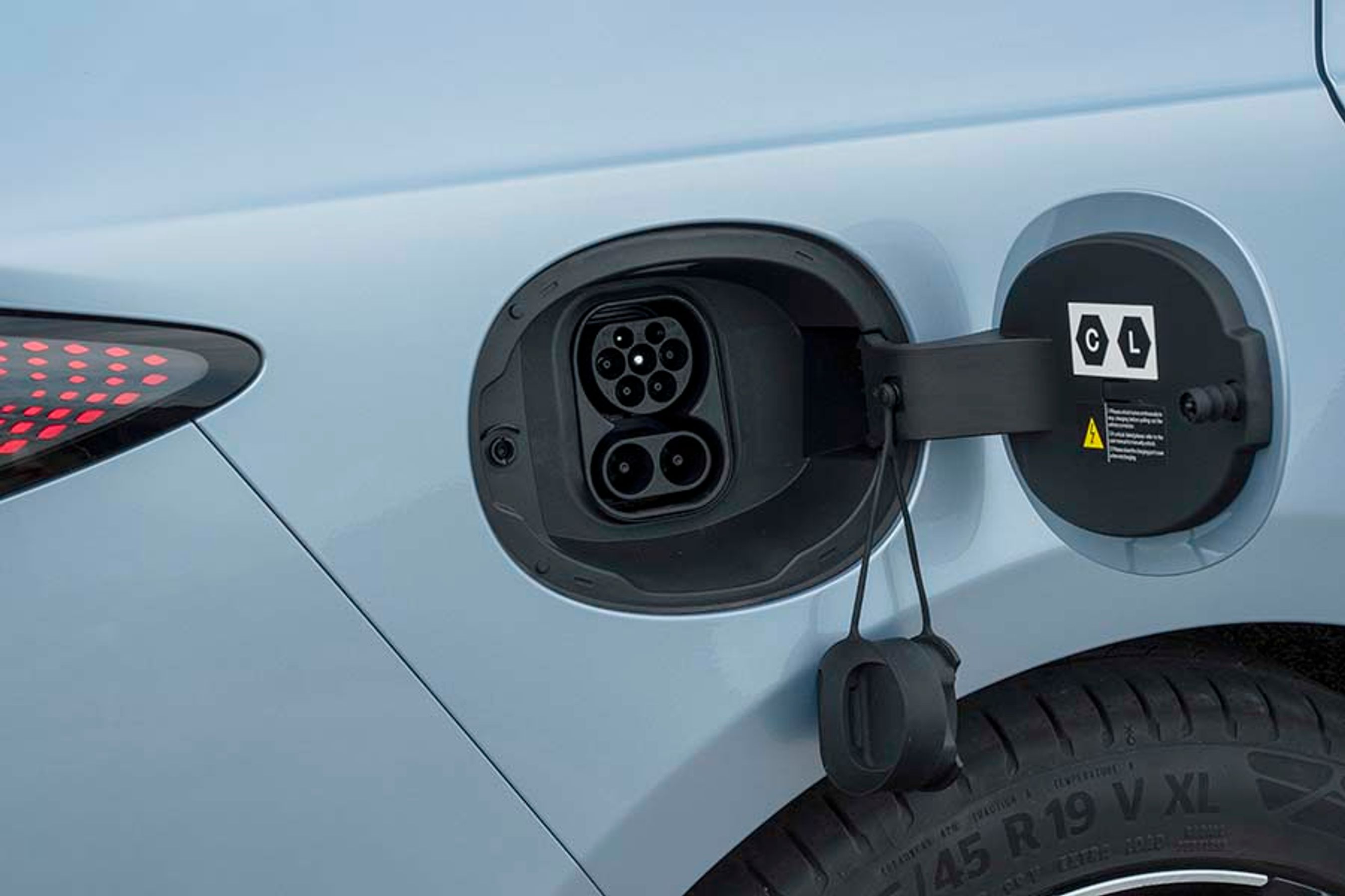 På farten kan bilen lades med op til 150 kW og hjemme med en 11 kW trefaset ladeboks. Med en adapter kan man trække 230 volt ud af stikket med i alt en effekt på 3 kW.