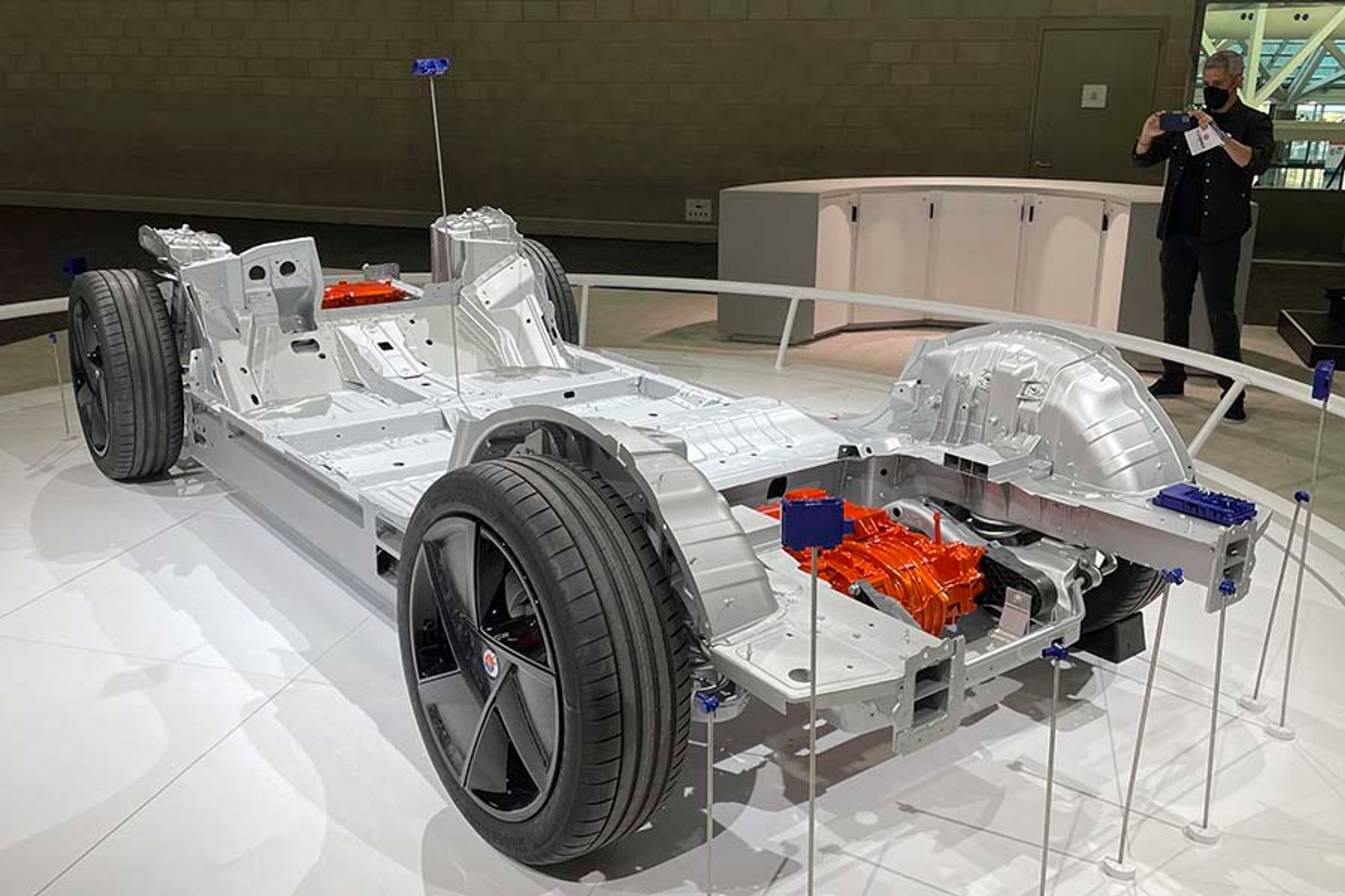 Bilens platform er udformet som et skateboard og er konstrueret i aluminium med forstærkninger i genbrugt kulfiber.