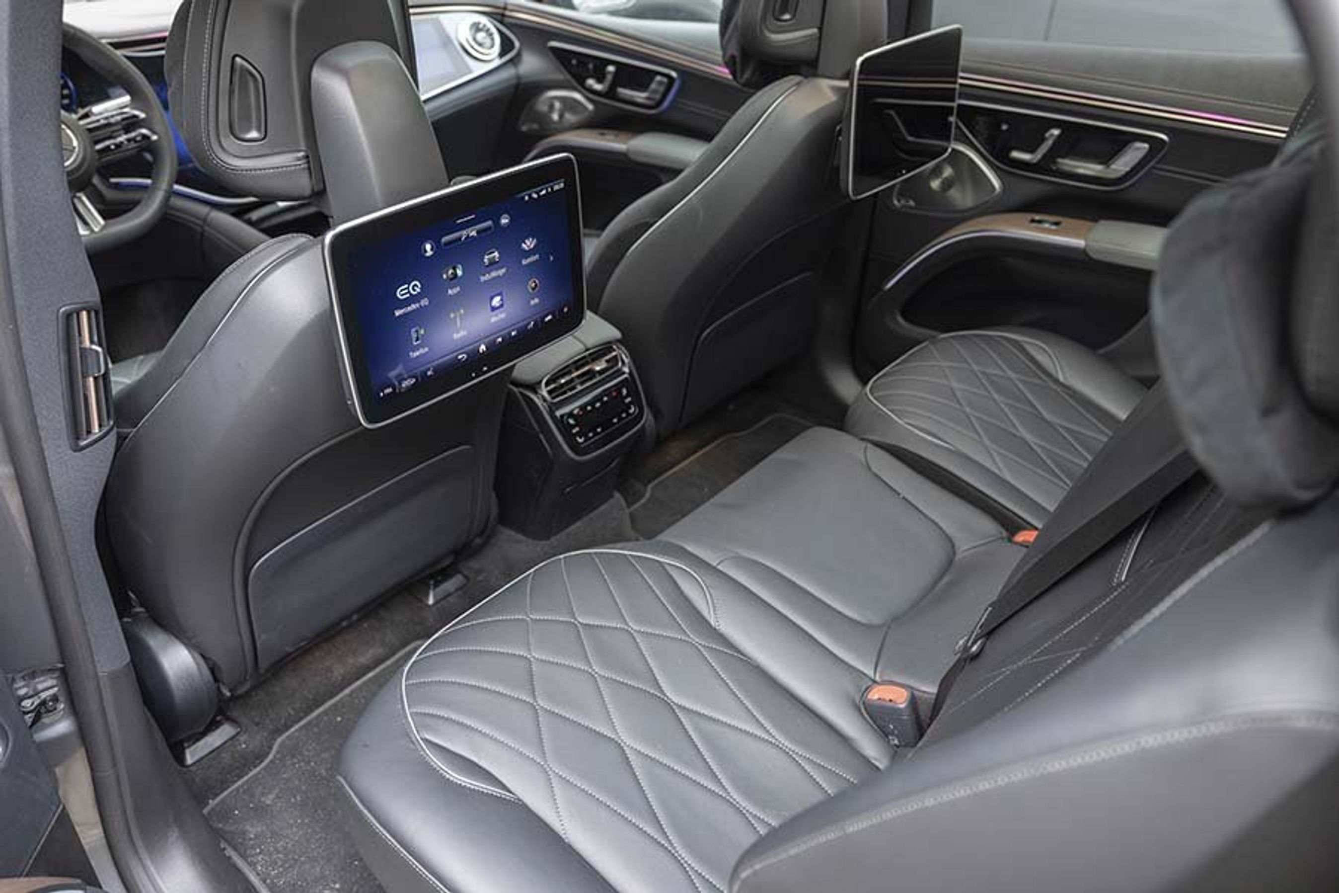 Bagsædet i en Mercedes-EQ EQS SUV