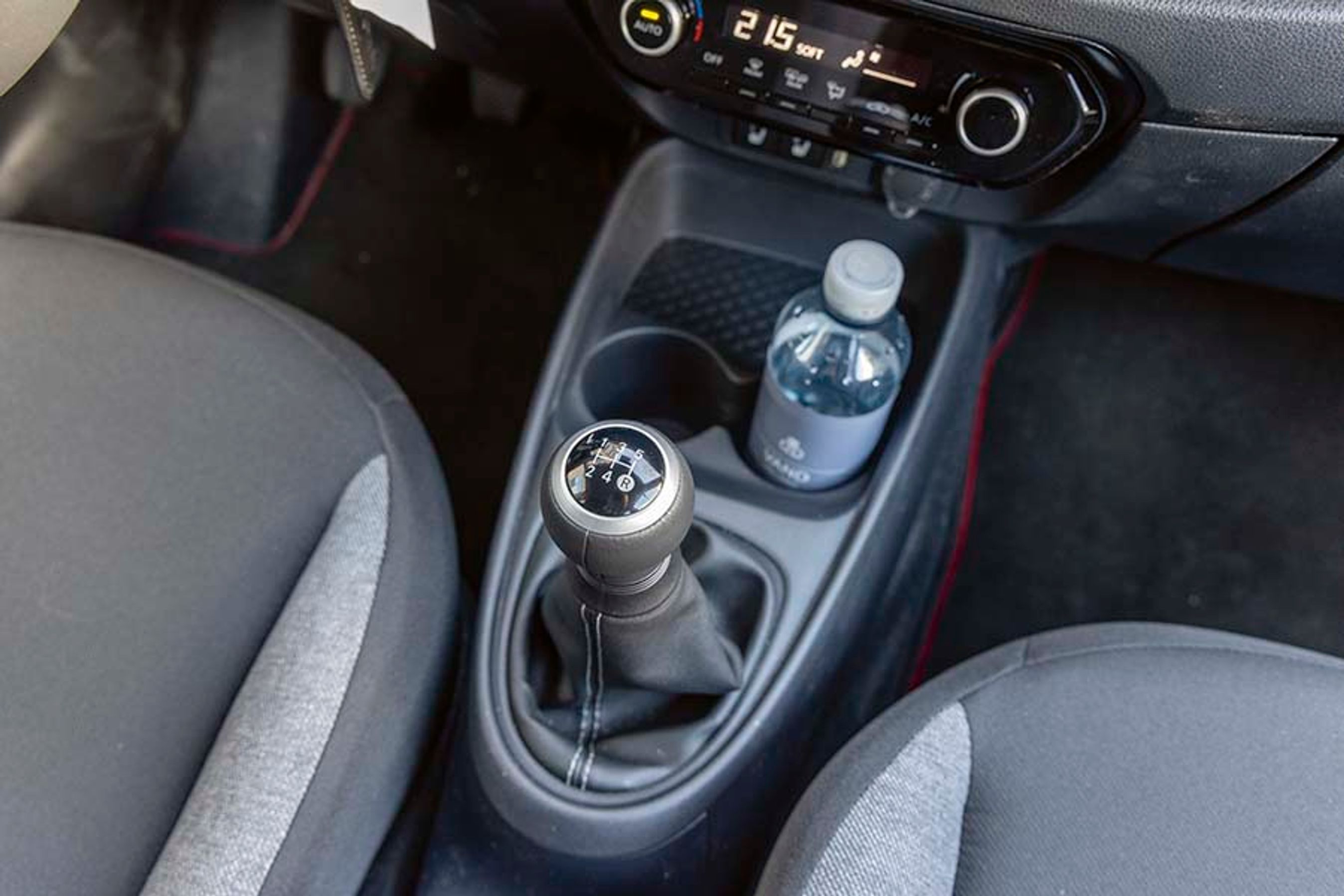 Gearkassen har kun fem trin, og det giver motorstøj ved høj fart. Der er udmærkede kopholdere.