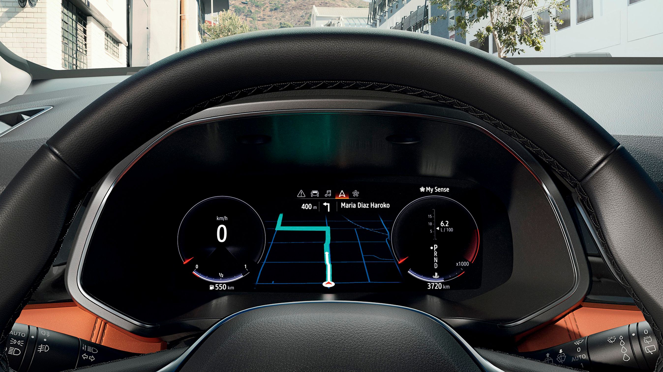 Alle udgaver af Captur har et digitalt cockpit. Det kan indstilles i tre udgaver: Eco, Sport og så en version, man selv kan skabe. Sammen med skiftet af layout, ændres også bilens grundlæggende opsætning til mere økonomisk kørsel eller mere sportslig kørsel.