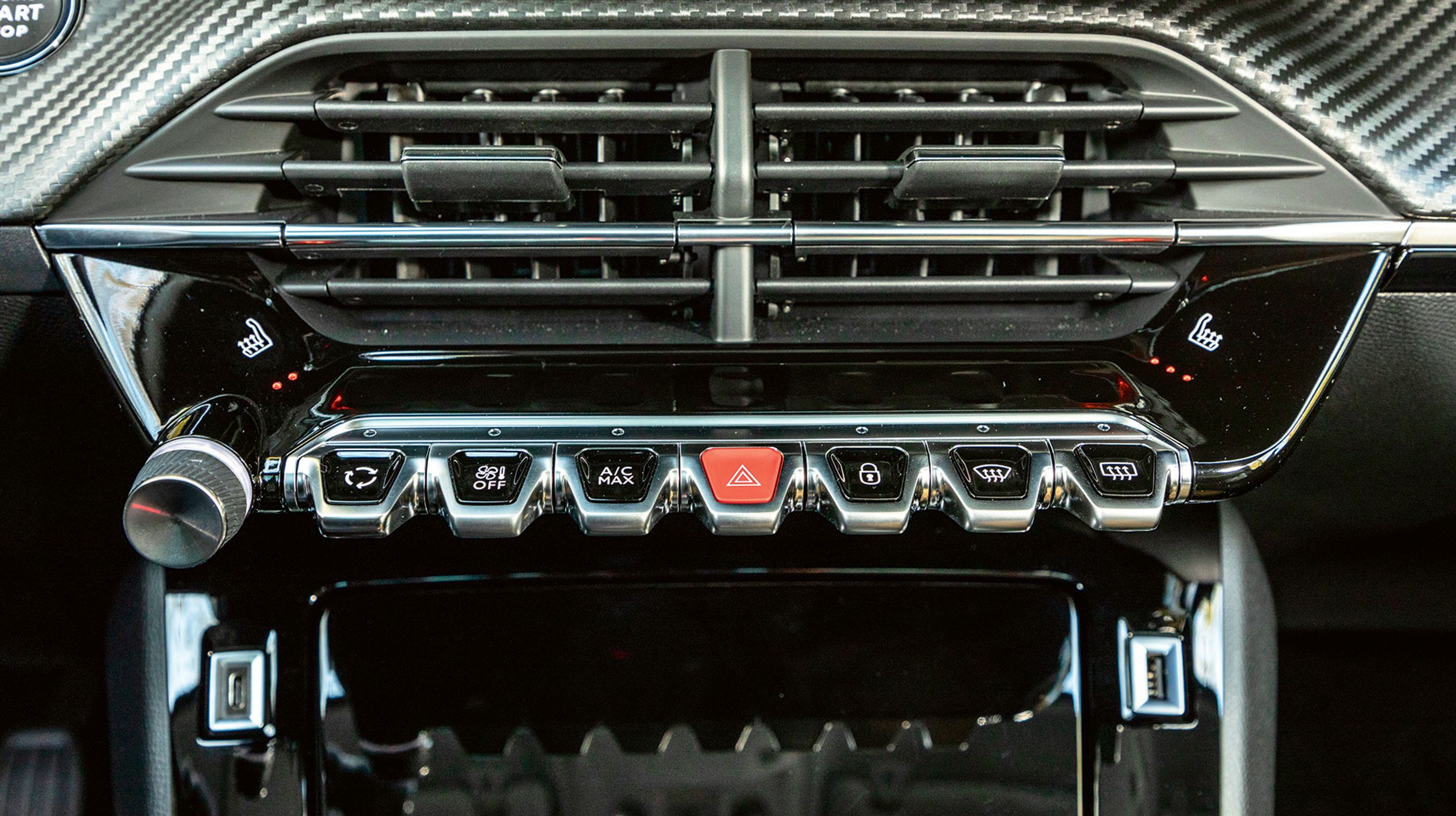 Kontakterne under skærmen er lette at aflæse under kørslen.