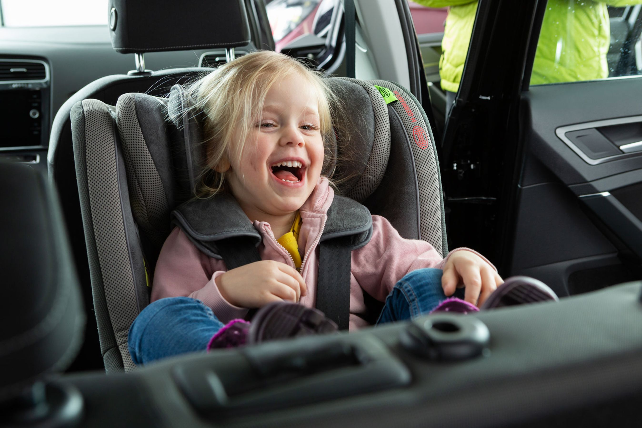 Enkelte nye autostole kan nu selv advare om glemte børn i bilen.