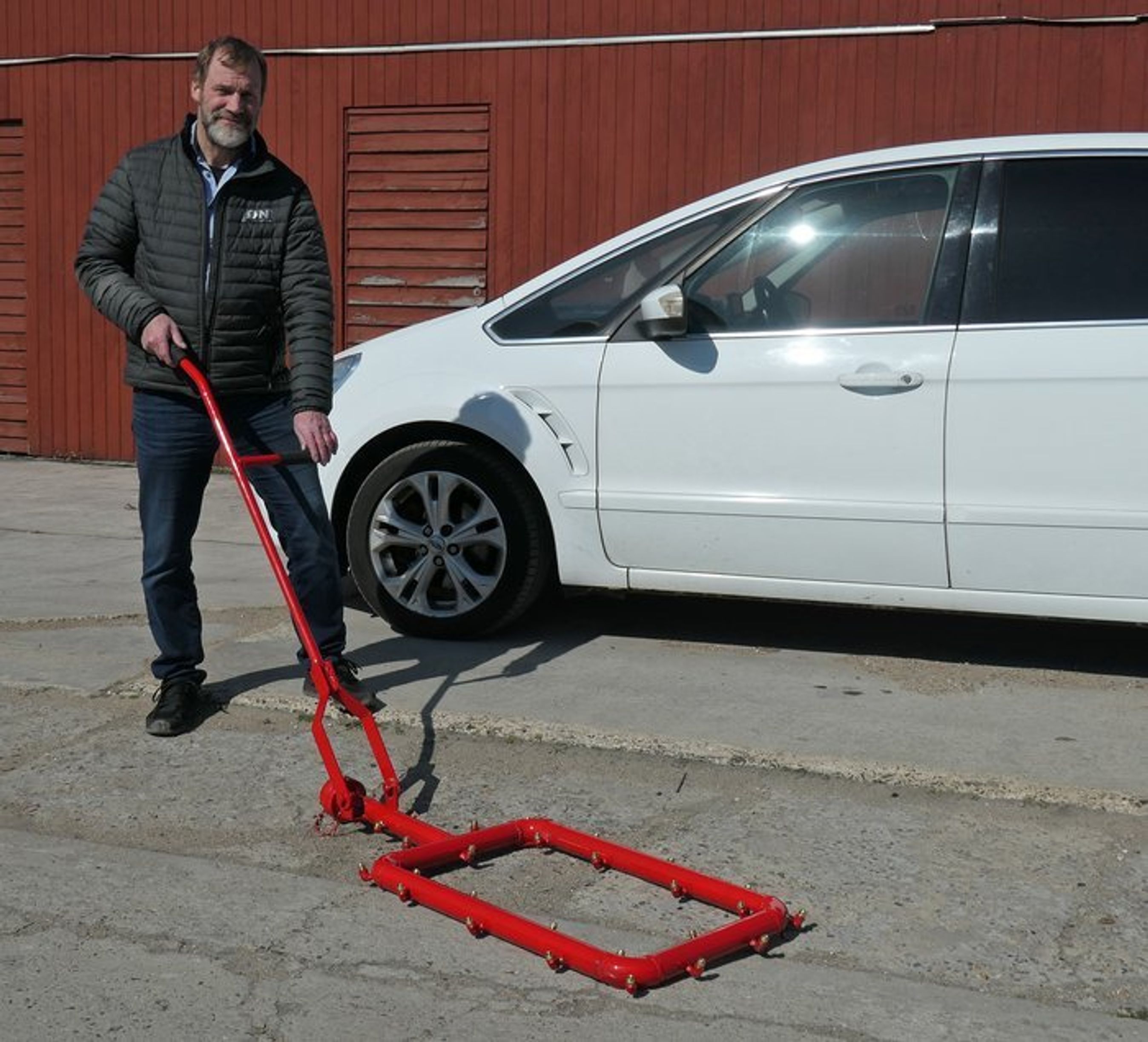 Jan P. Nyrup Jensen fra firmaet Jøni har konstrueret dette mobile apparat, der er tiltænkt at stå klar på færger og i parkeringshuse.