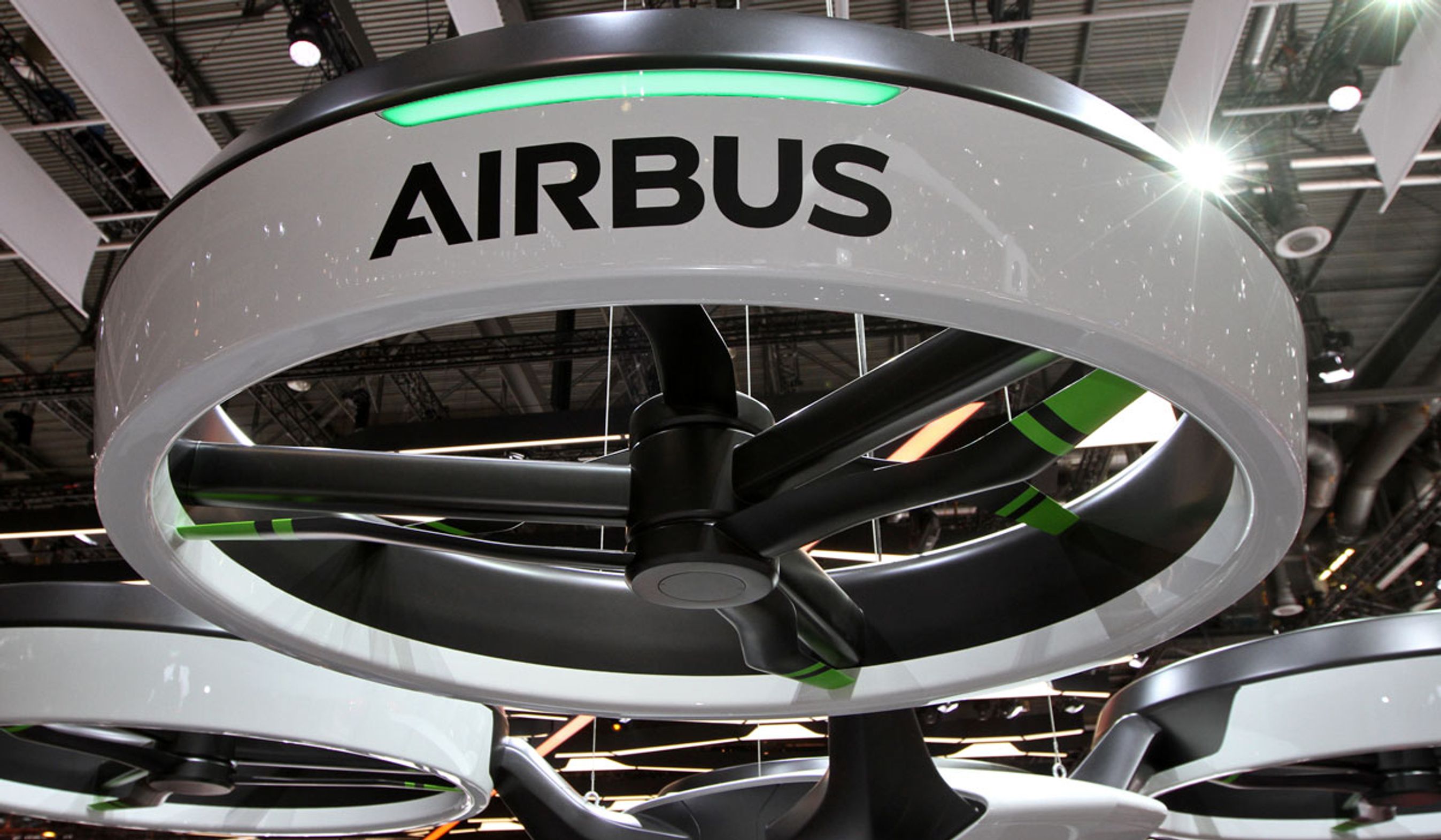 Dronen har fire store propel-huse med hver to, modsat roterende propeller.