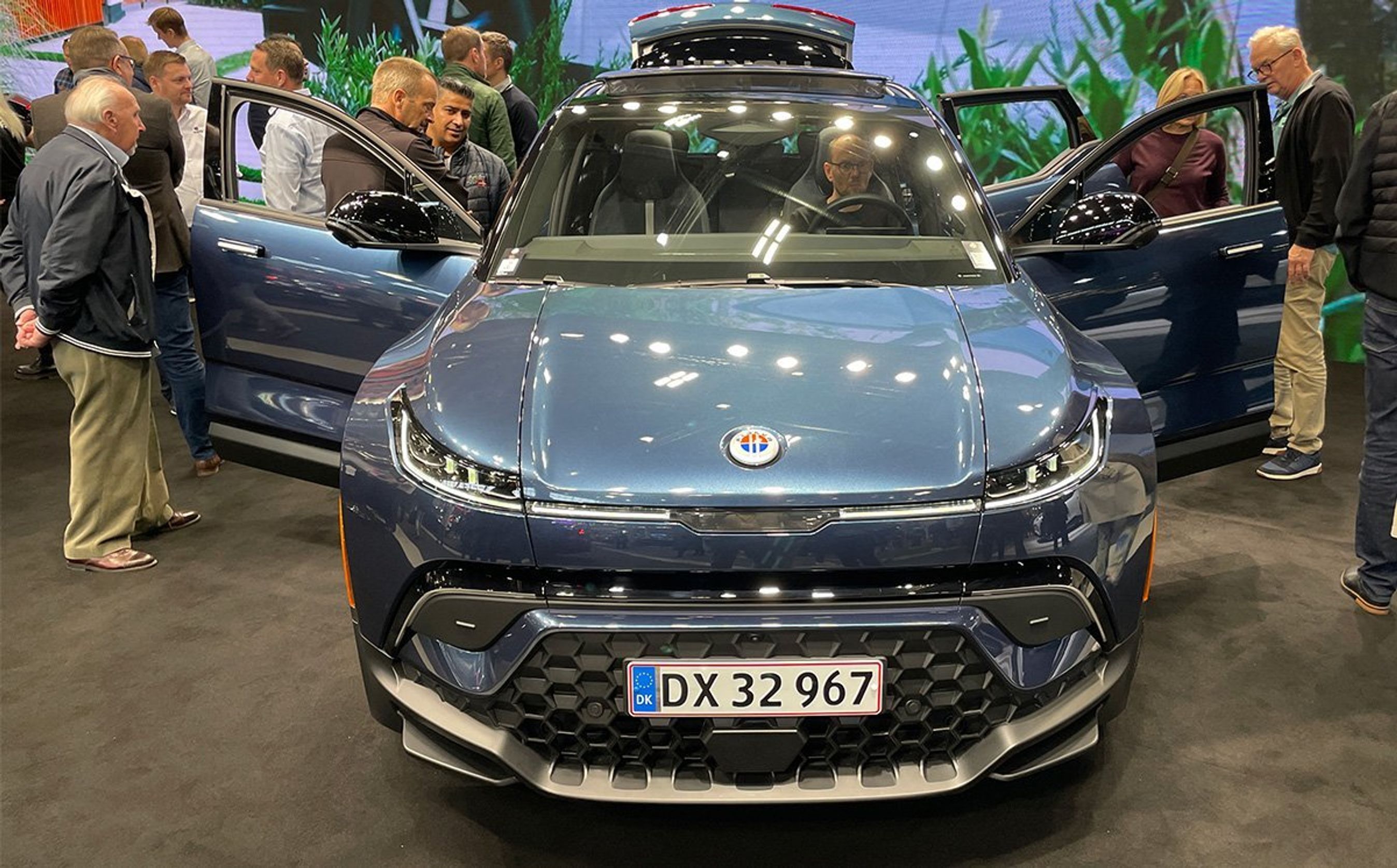 Blå Fisker Ocean på standen med tilskuere.