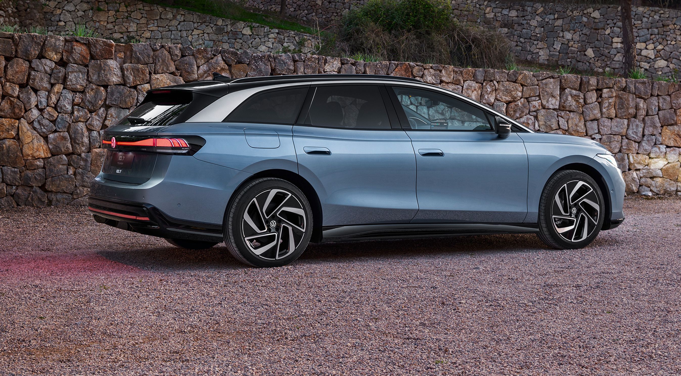 VW ID.7 Tourer i blå bagfra.