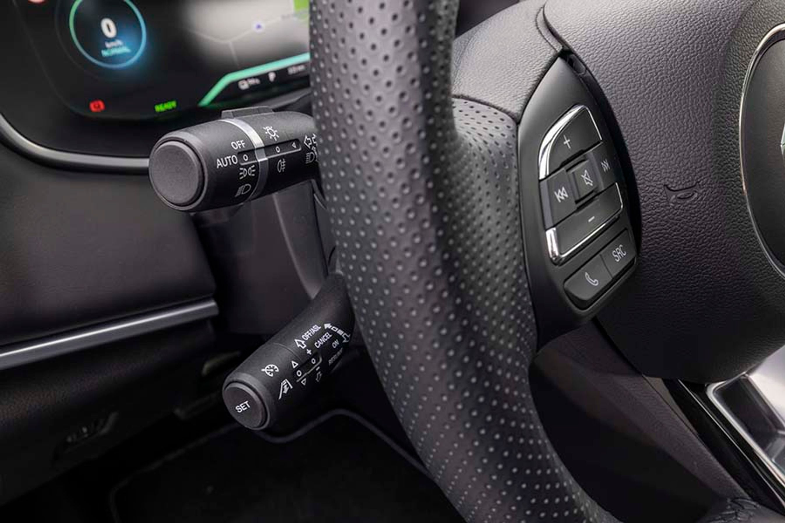 Fartpiloten er af den adaptive type, der selv holder afstand til forankørende biler. Den betjenes via en ekstra stilk bag rattet.